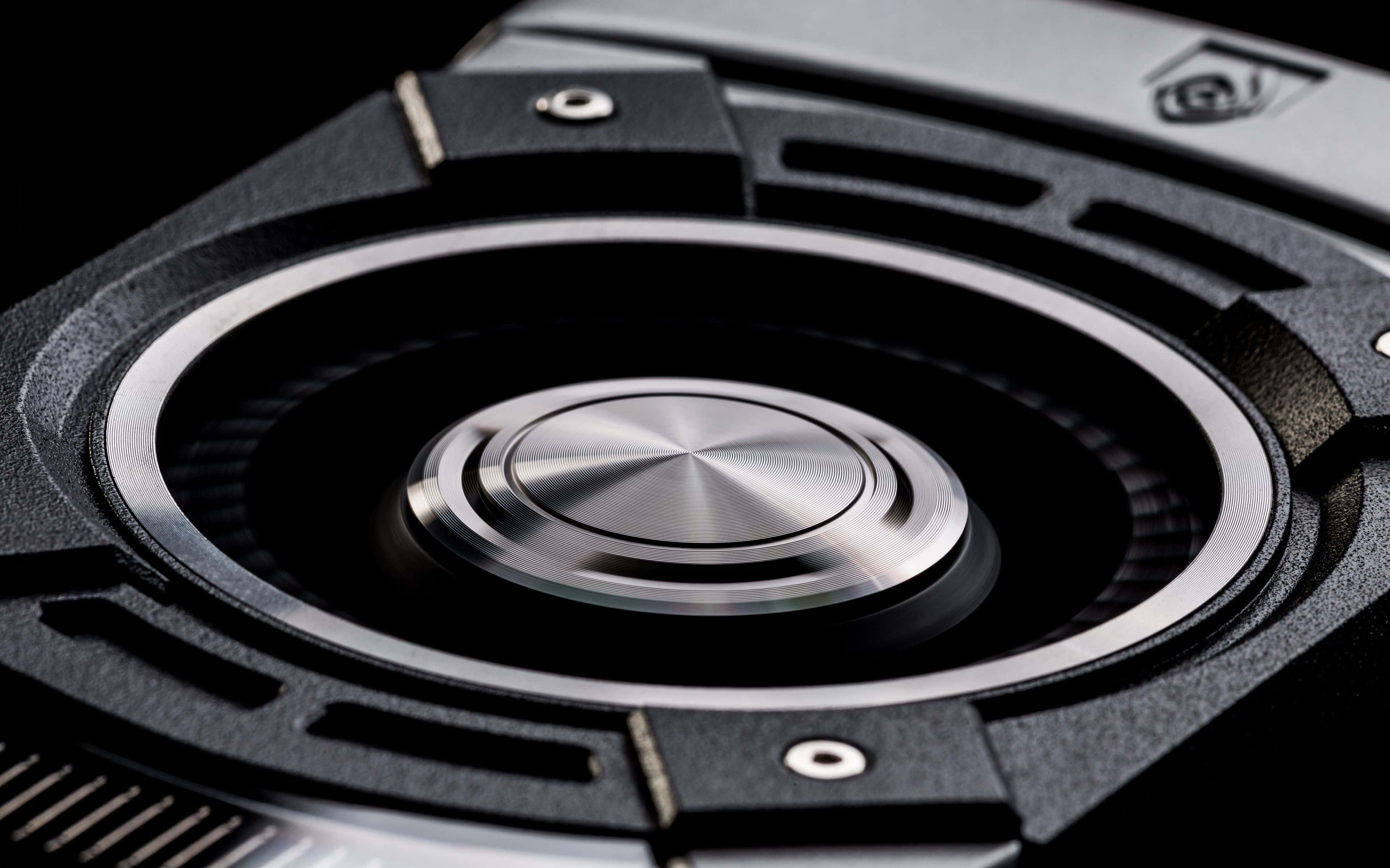 NVIDIA 4K UHD GTX 1080 Pascal 壁紙 — 特寫鏡頭：高端顯示卡，金屬風扇輪轂，黑色紋理護罩，深色背景。
