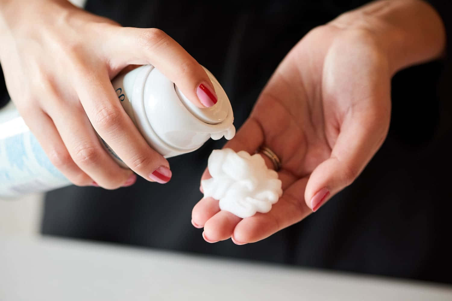 Shaving Cream 桌布 壁紙 — 特寫雙手將白色泡沫噴入杯狀手掌，帶有紅色指甲油和金戒指。