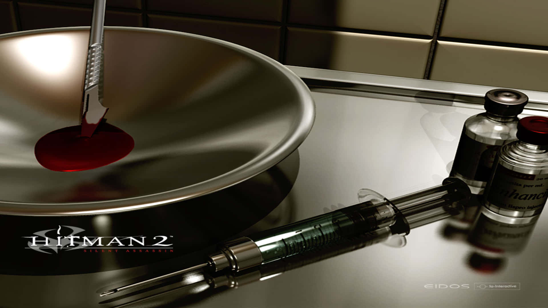 特工 47 回歸 Hitman 2 新任務 壁紙 — 一個閃亮的金屬水槽盛著一灘紅色液體，一把手術刀滴入其中，旁邊有注射器和藥瓶在反光的枱面上。