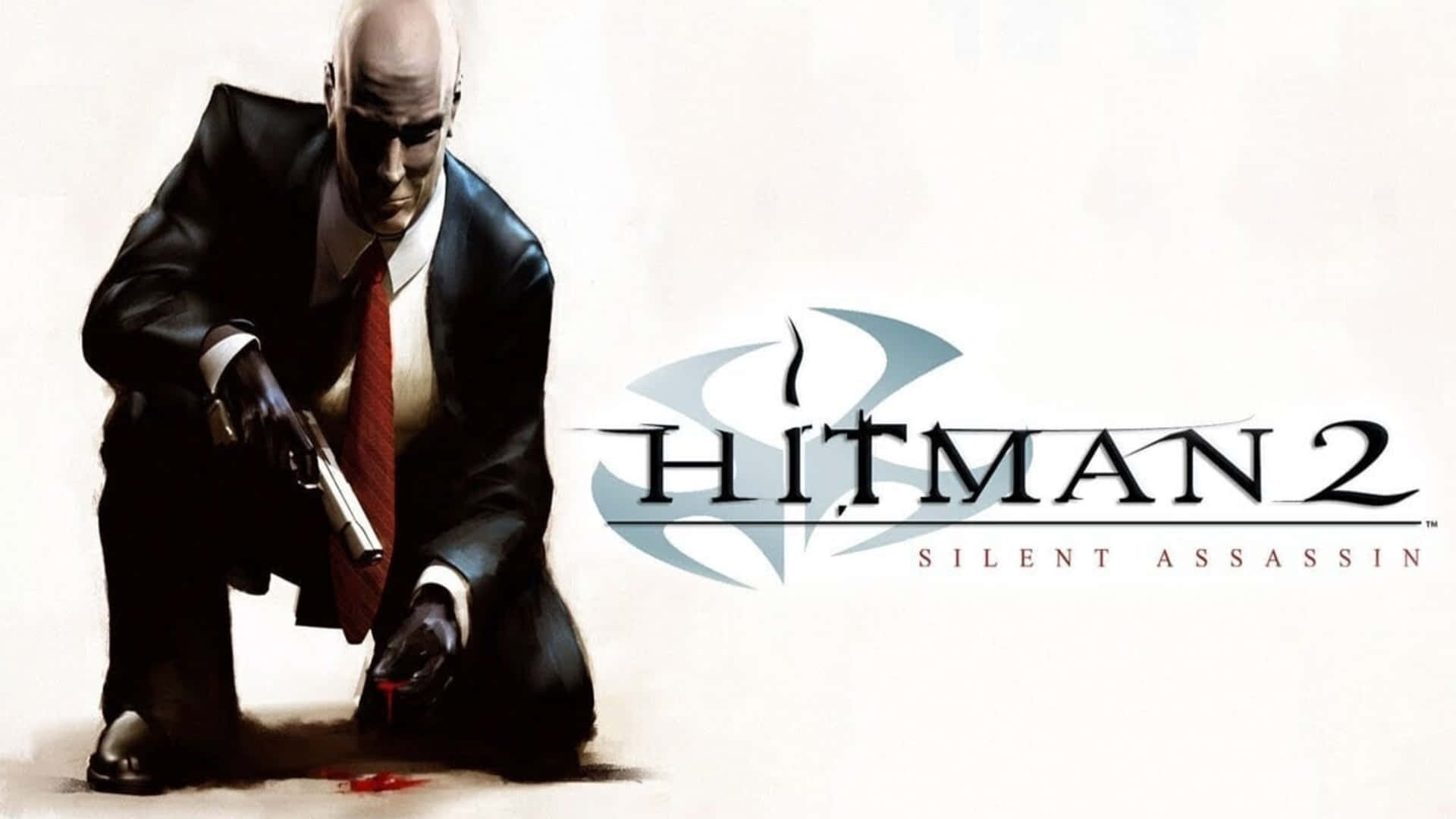 特工 47 在 Hitman 2 中執行任務 壁紙 — 一個光頭刺客穿著黑色西裝，跪著，手上沾血，握著槍，背景為白色。