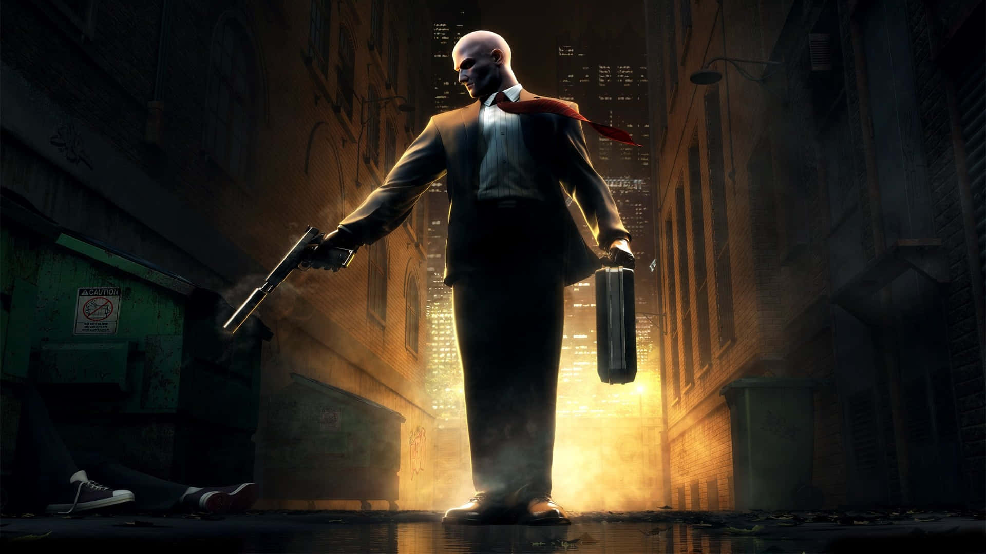 特工 47 踏入 Hitman 2 的世界 壁紙 — 一個光頭男人穿著西裝，拿著槍和公事包，走在一條骯髒的小巷裡，背後的城市天際線閃閃發光。