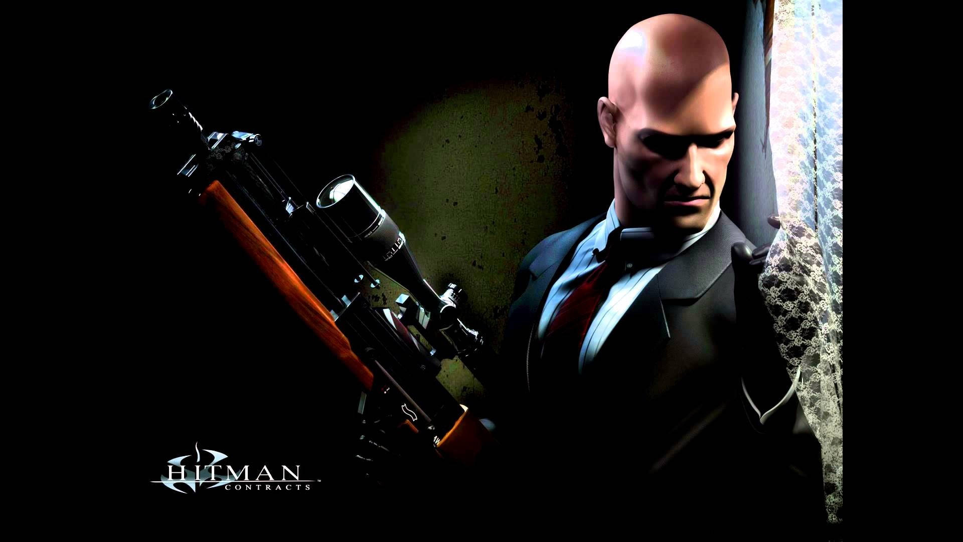 身穿西裝的Hitman Contracts角色在室內拿著狙擊步槍