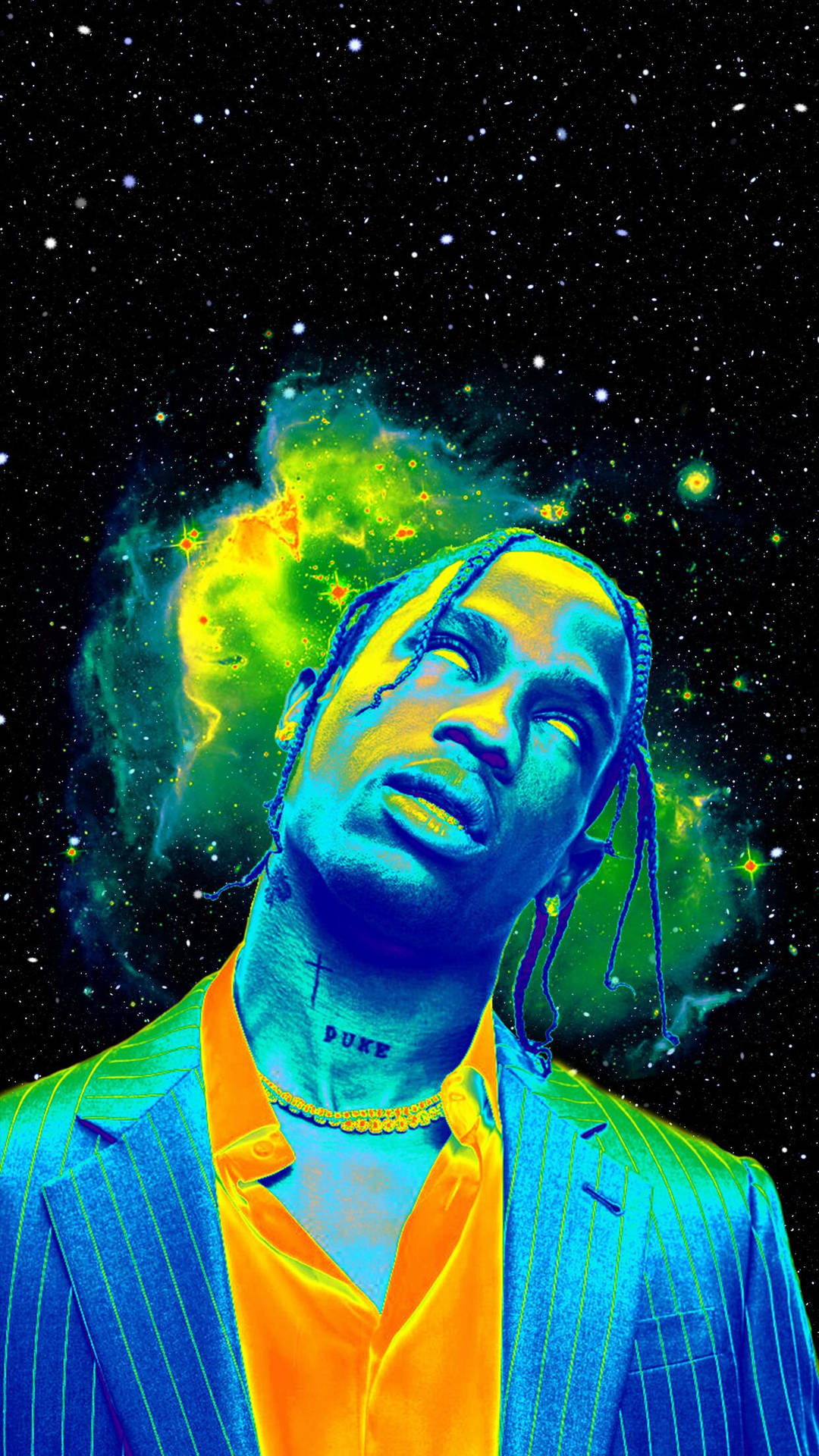 穿著藍色西裝的男人仰望星空中的發光宇宙星雲。