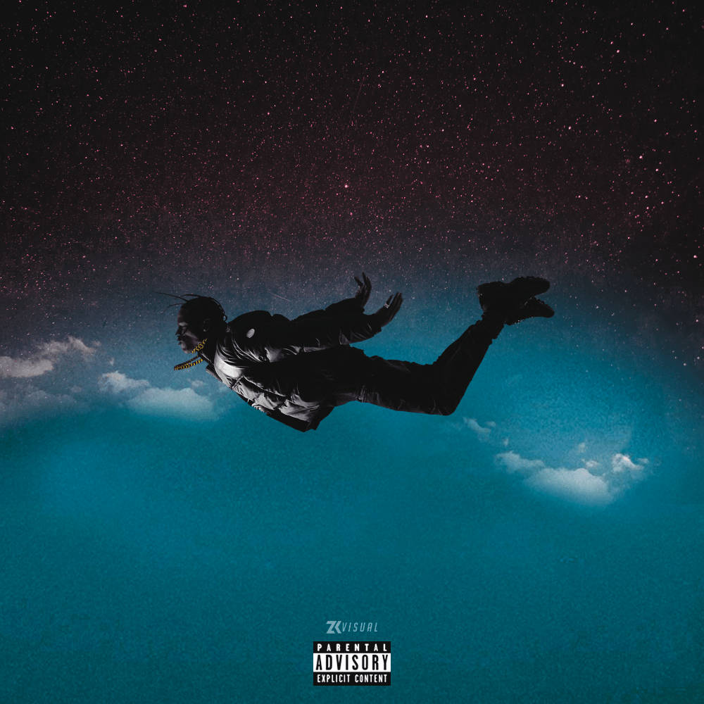 人影在星空下的海洋上漂浮