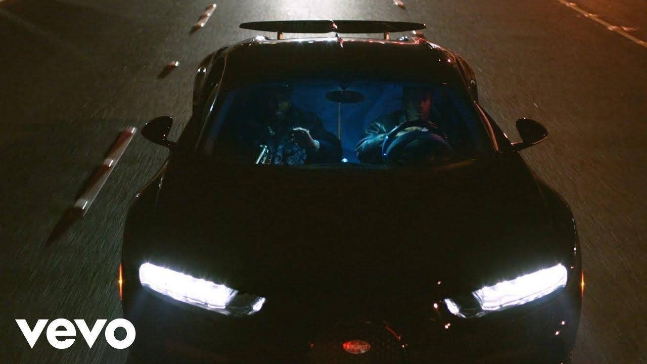 黑色跑車在夜間疾馳，車內有兩個人。