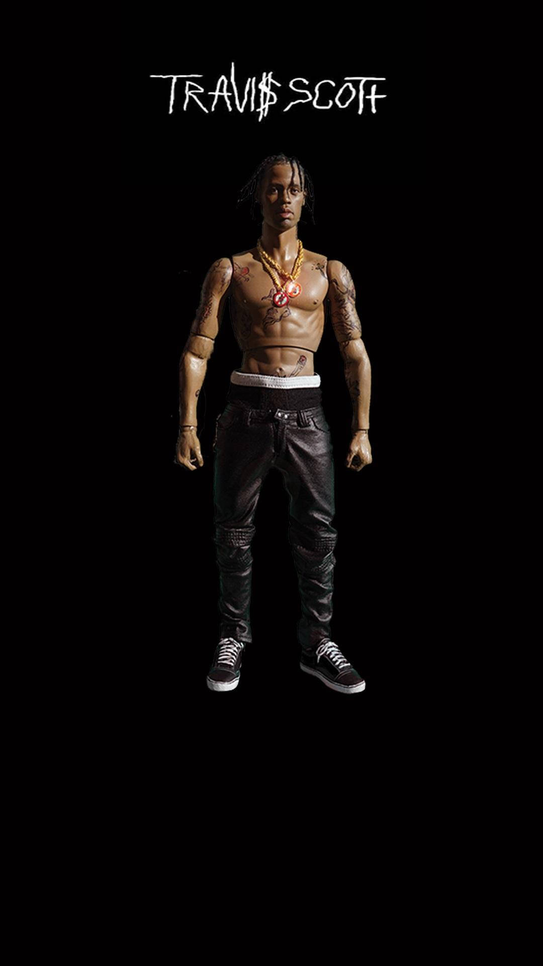 Travis Scott 人偶穿著皮褲和運動鞋，帶有紋身和金鏈。