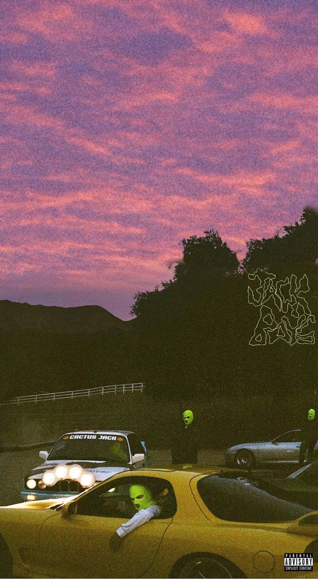 綠色面具人物在粉紅紫色黃昏天空下靠近跑車站立。