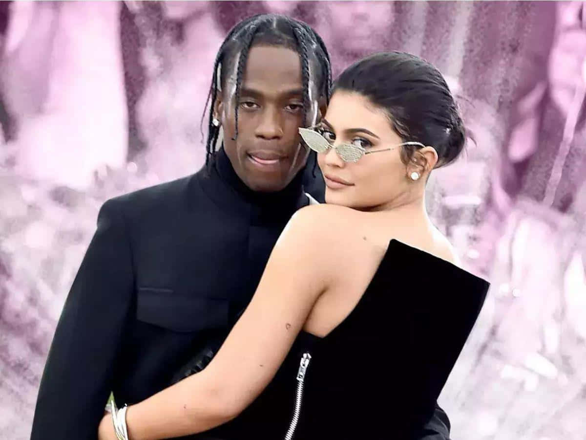 Travis Scott 和 Kylie Jenner 穿著黑色服裝一起擺姿勢。