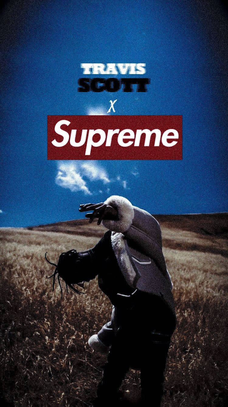 Travis Scott 在田野中穿著毛領外套，上方有 Supreme 標誌。