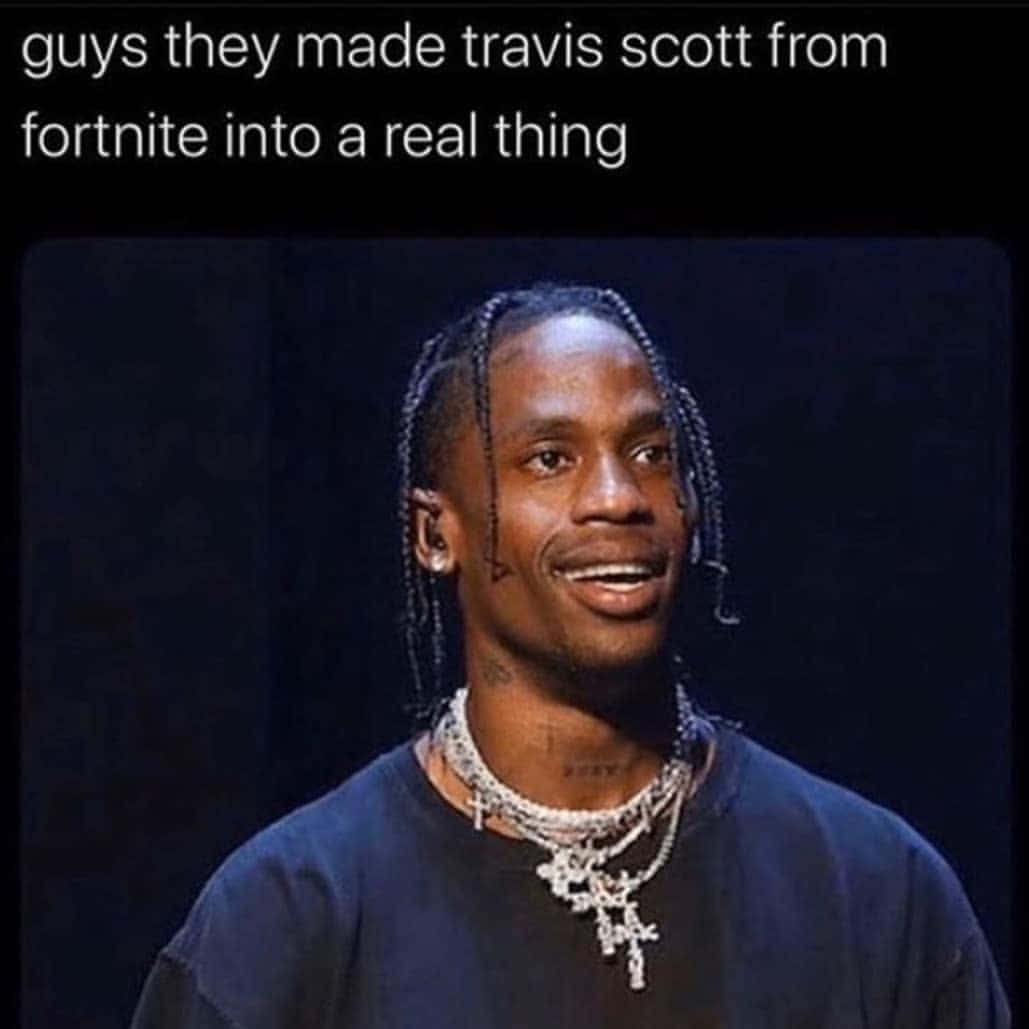 特拉維斯·斯科特開懷大笑！ 壁紙 — Travis Scott 喺深色背景前燦爛微笑，戴住多層鑽石鏈同深色恤衫。
