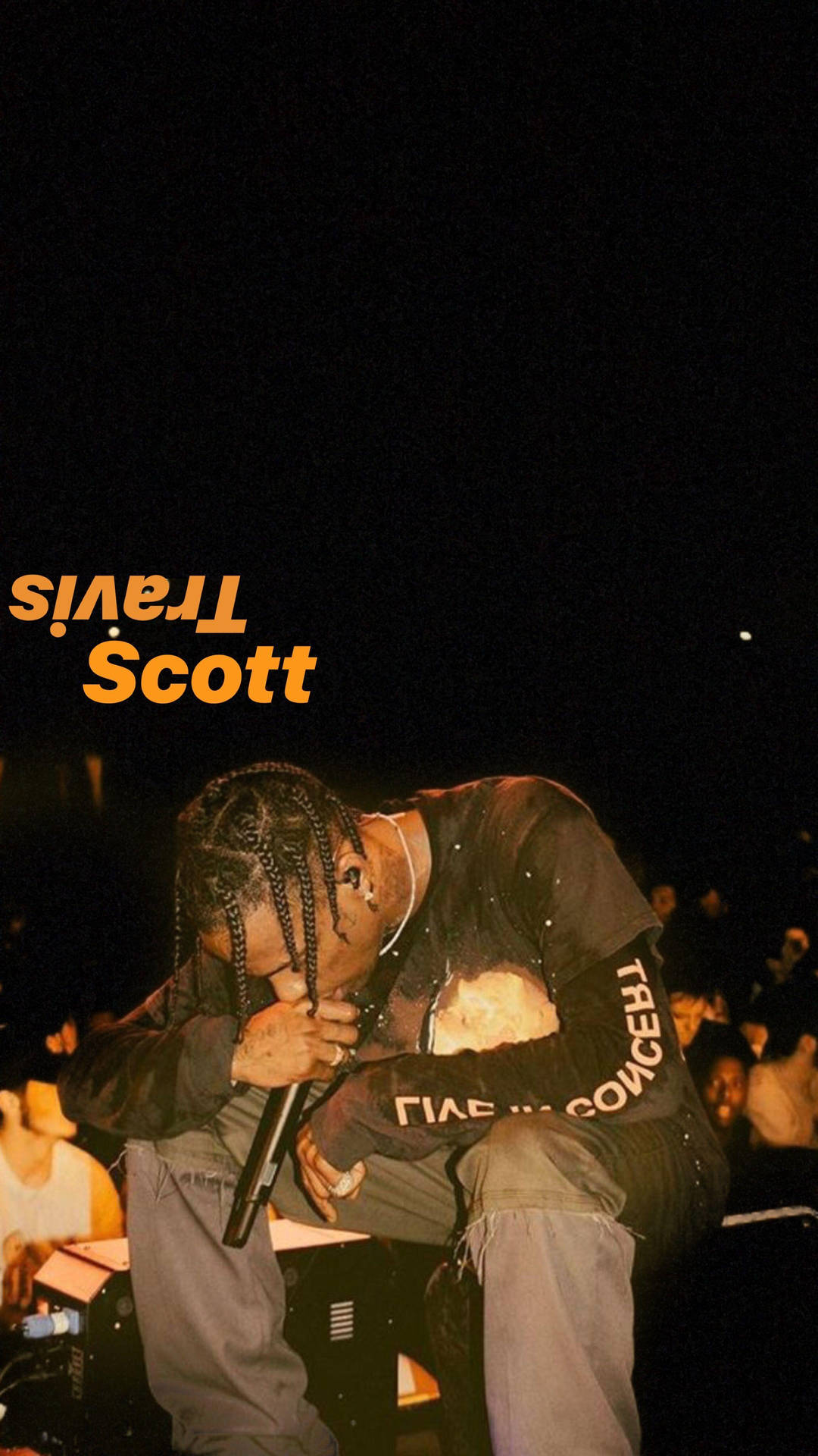 Travis Scott 在演唱會上表演，帶有橙色文字疊加。