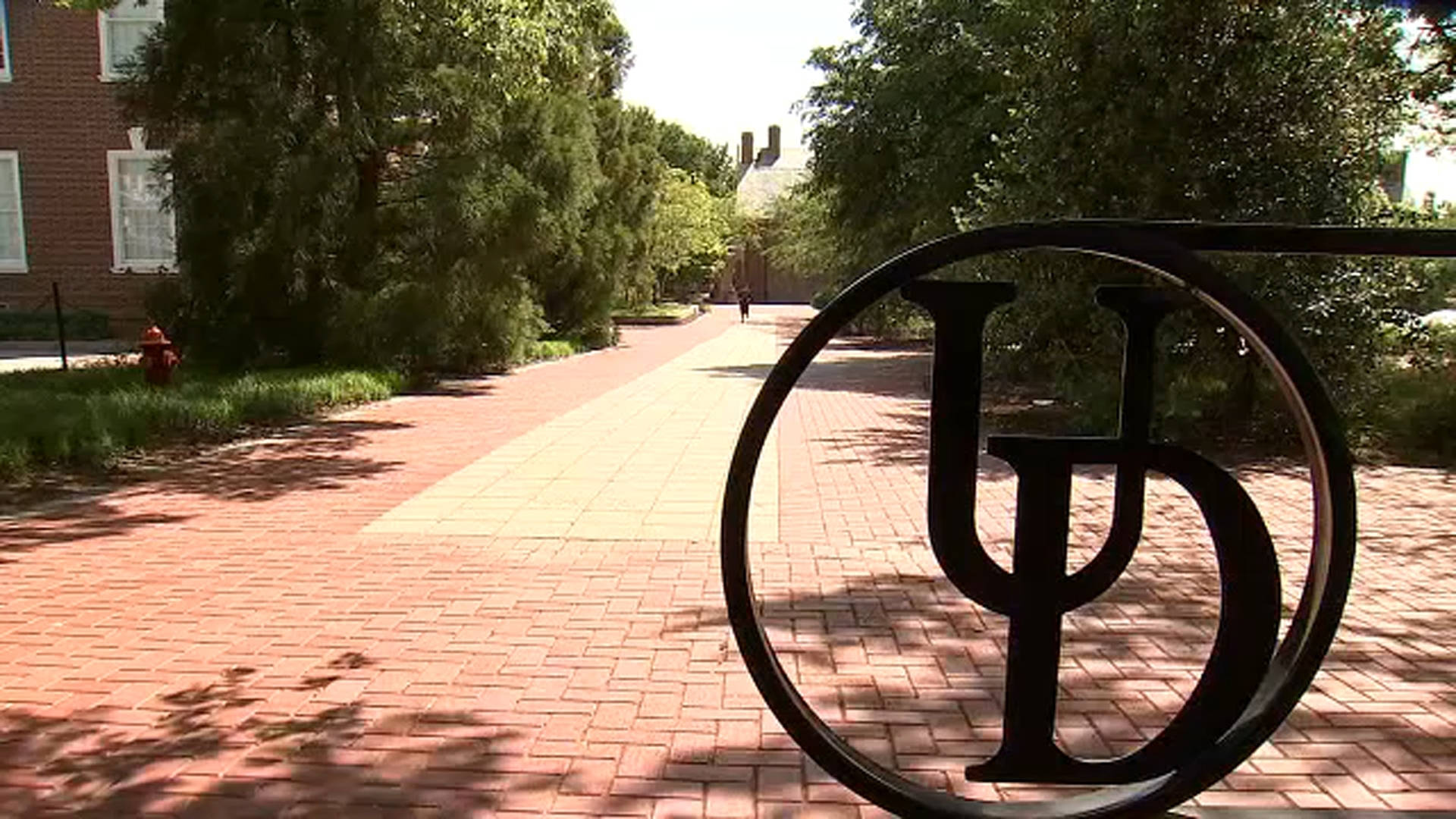 以大型UD字母組合雕塑為框架的大學磚砌步道。