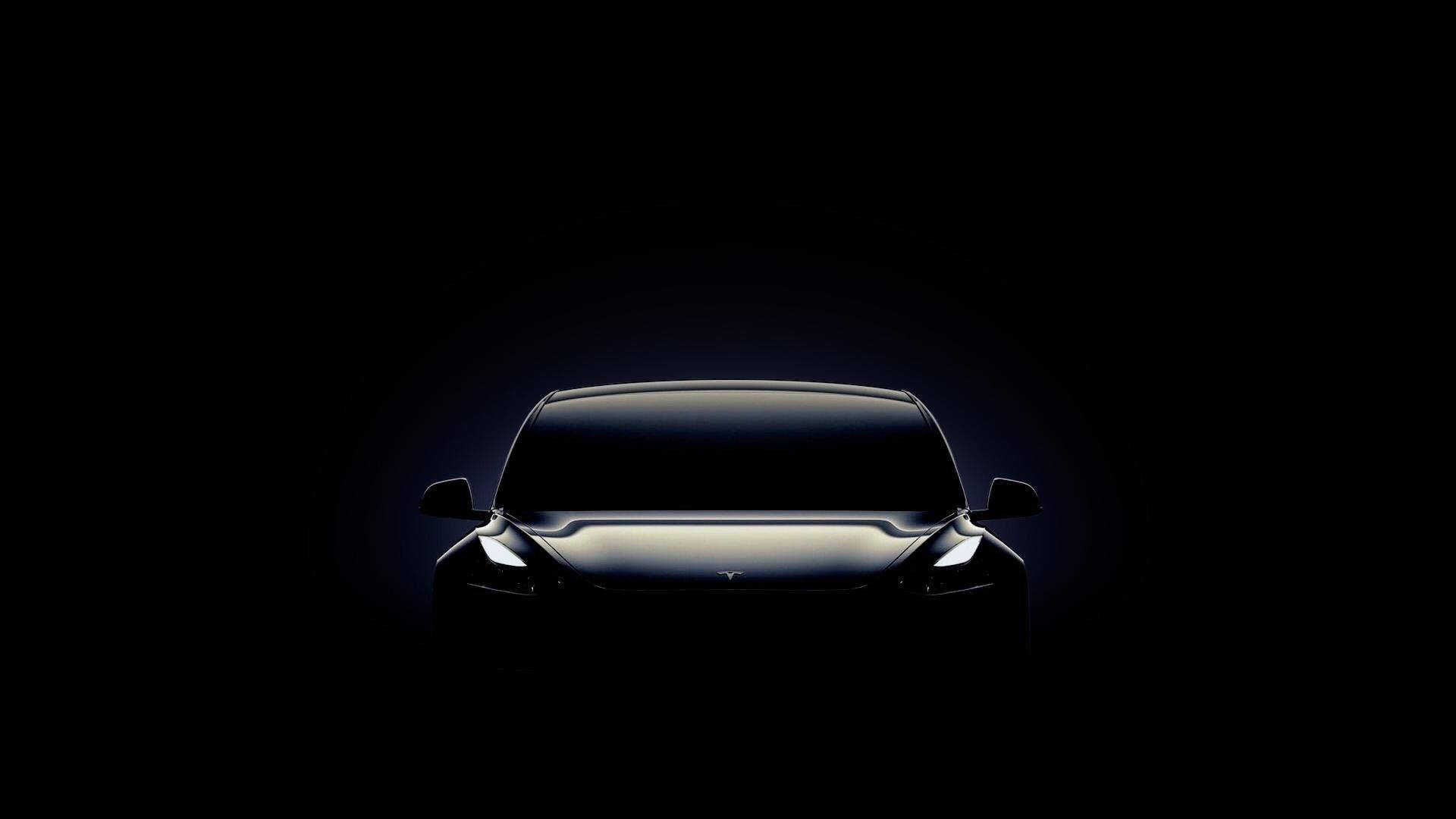 特斯拉Model 3黑色桌面 壁紙 — 一輛時尚的特斯拉汽車在漆黑的背景下散發出微妙的藍色光芒，突顯其現代線條。