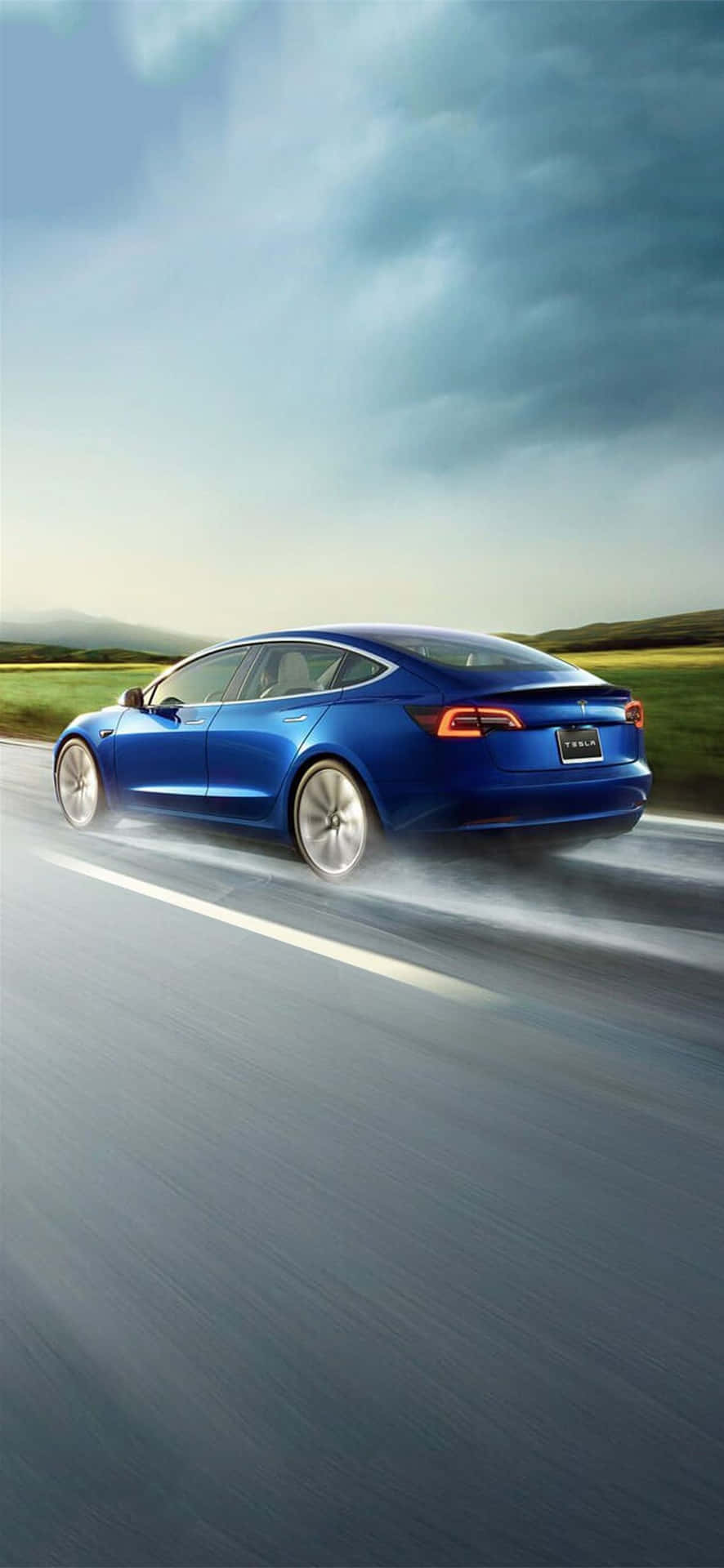 藍色Tesla Model 3在黃昏時分的道路上疾馳，帶有動態模糊效果。