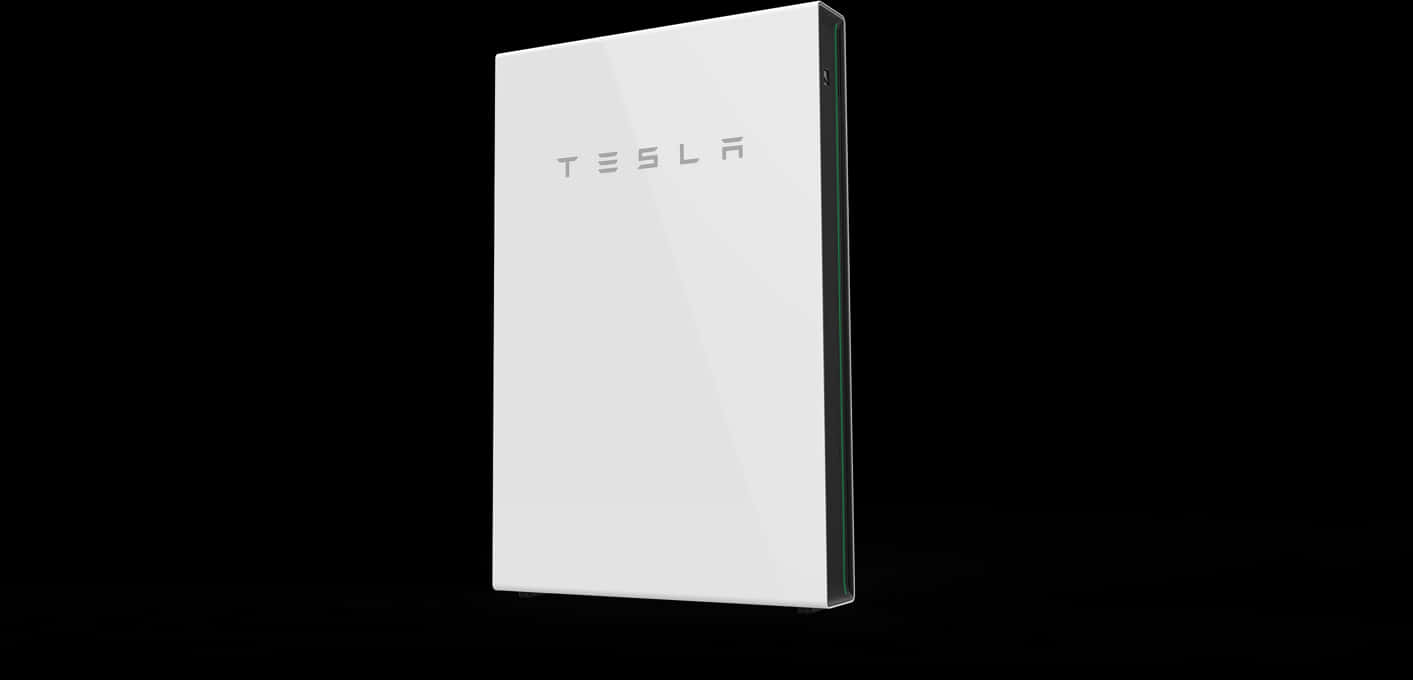 特斯拉標誌 白色包裝設計 壁紙 — 一個時尚的白色Tesla Powerwall在純黑色背景上孤立，配以極簡照明。