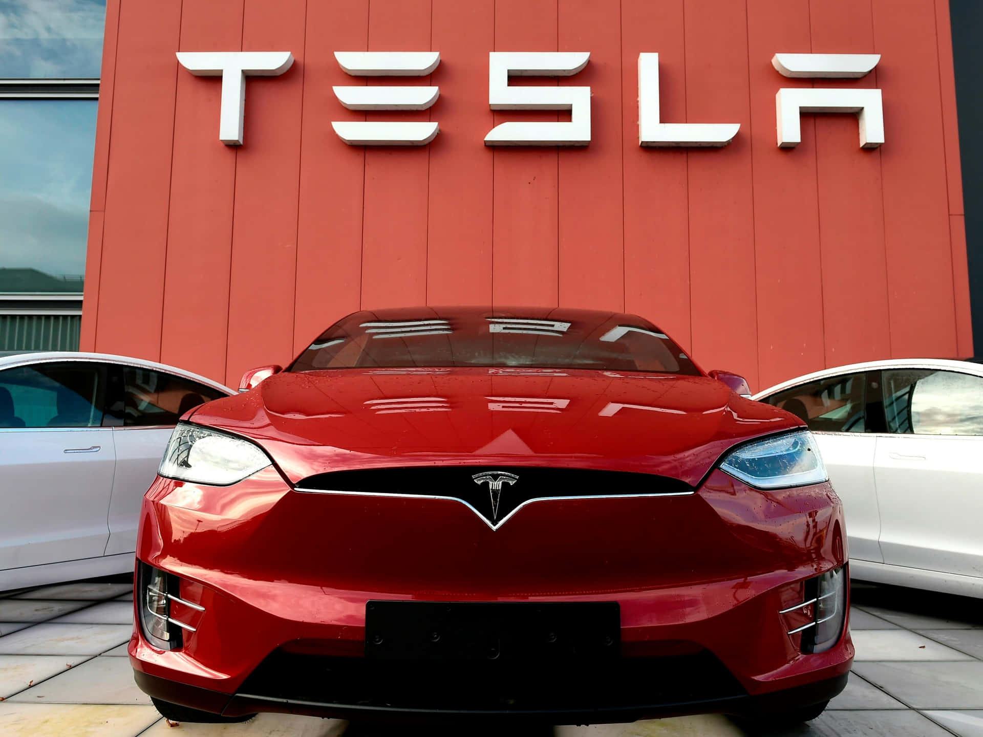 紅色Tesla Model X停放在Tesla經銷商大樓前。