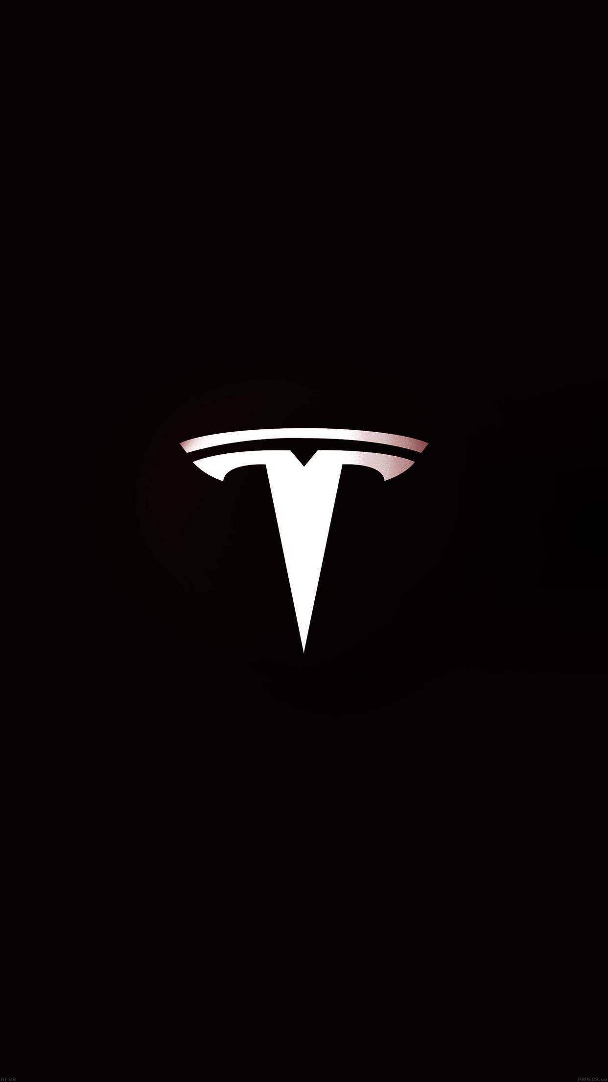 特斯拉標誌暗色iPhone壁紙 壁紙 — 發光的Tesla標誌置於純黑色背景中央，帶有微妙的金屬漸變高光。
