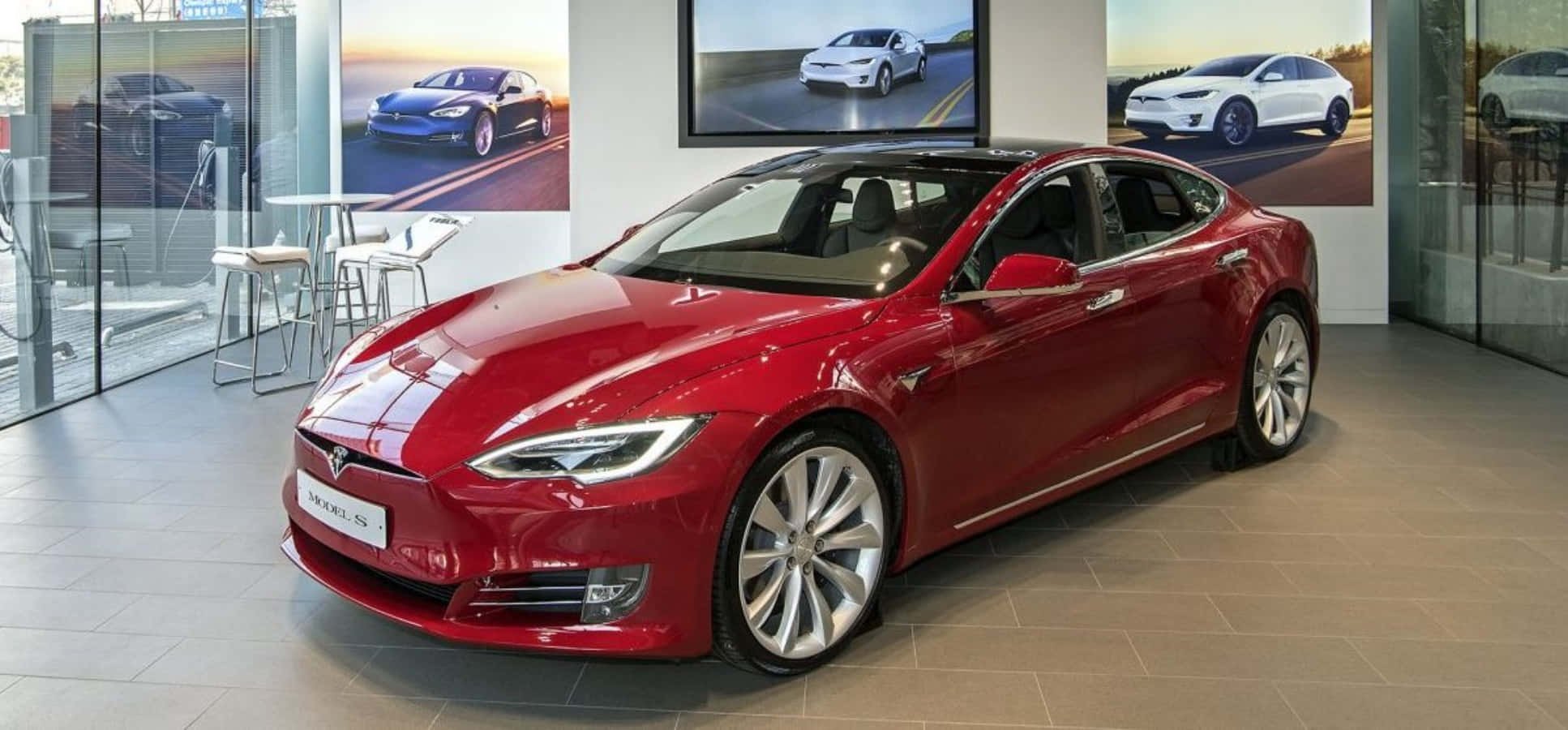 時尚現代汽車經銷商展廳中的紅色 Tesla Model S 房車。