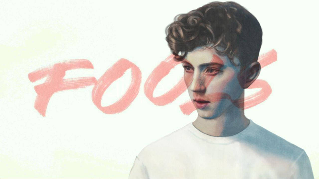 特洛伊·希文《Fools》藝術圖 壁紙 — 一位捲髮年輕男子若有所思地凝視著，大膽的粉紅色筆觸字母拼出「FOCUS」，部分遮住了他的臉。
