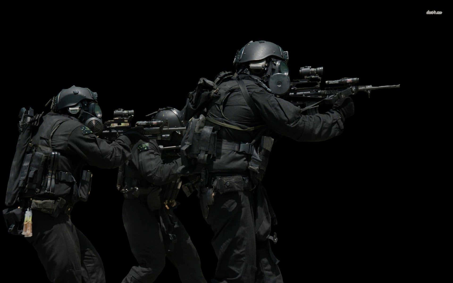 三名身穿戰術裝備的武裝士兵在黑暗中向前移動。