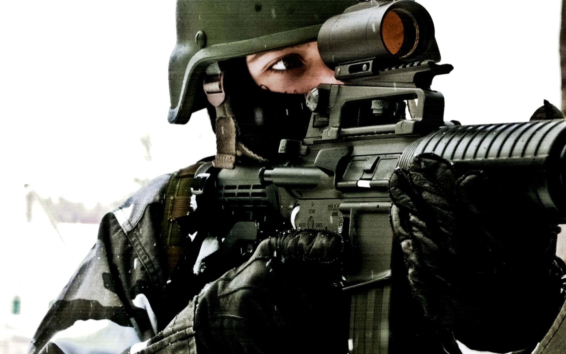 士兵在雪地軍事環境中瞄準步槍