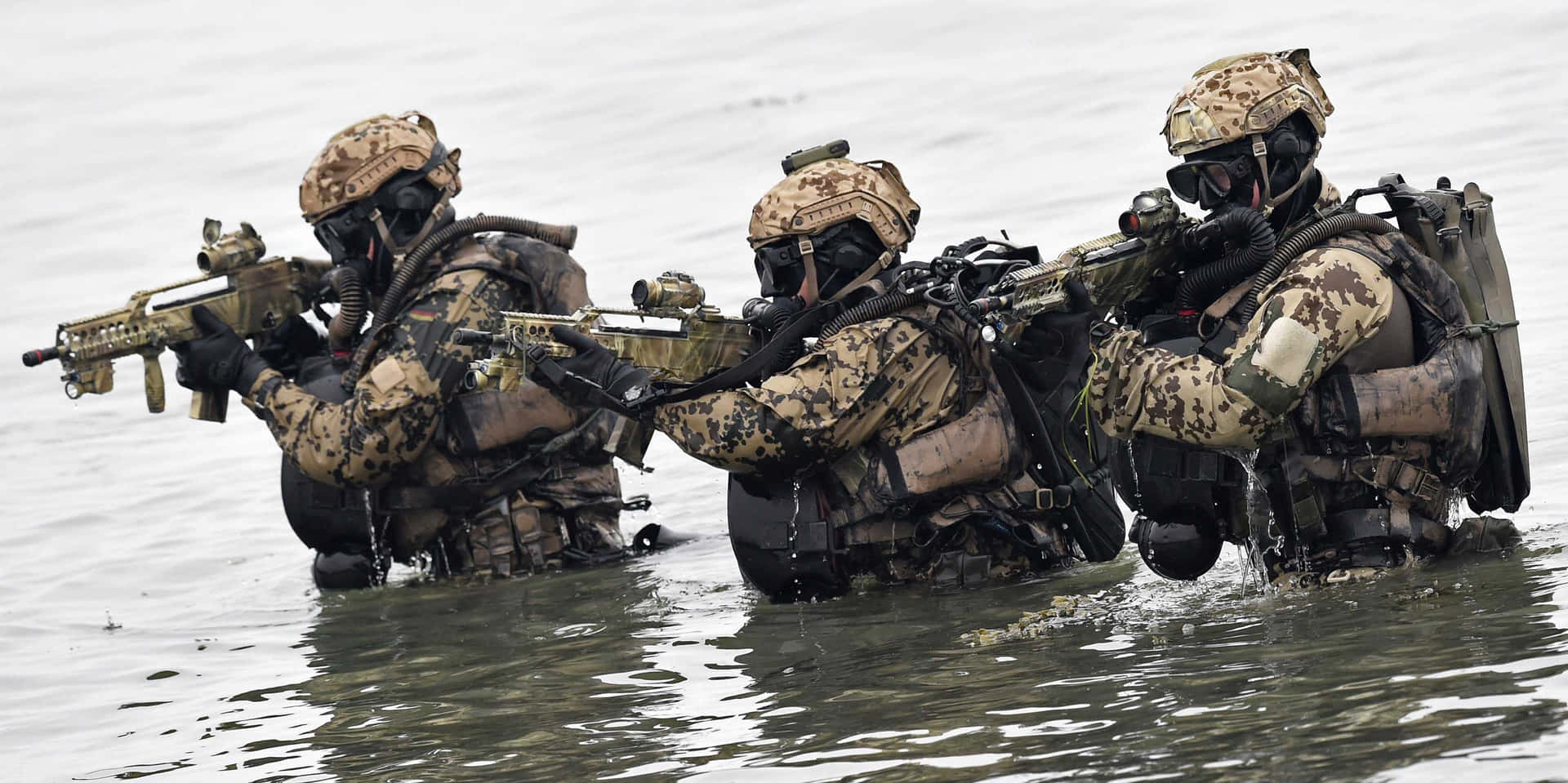 三名全副武裝的士兵在水中