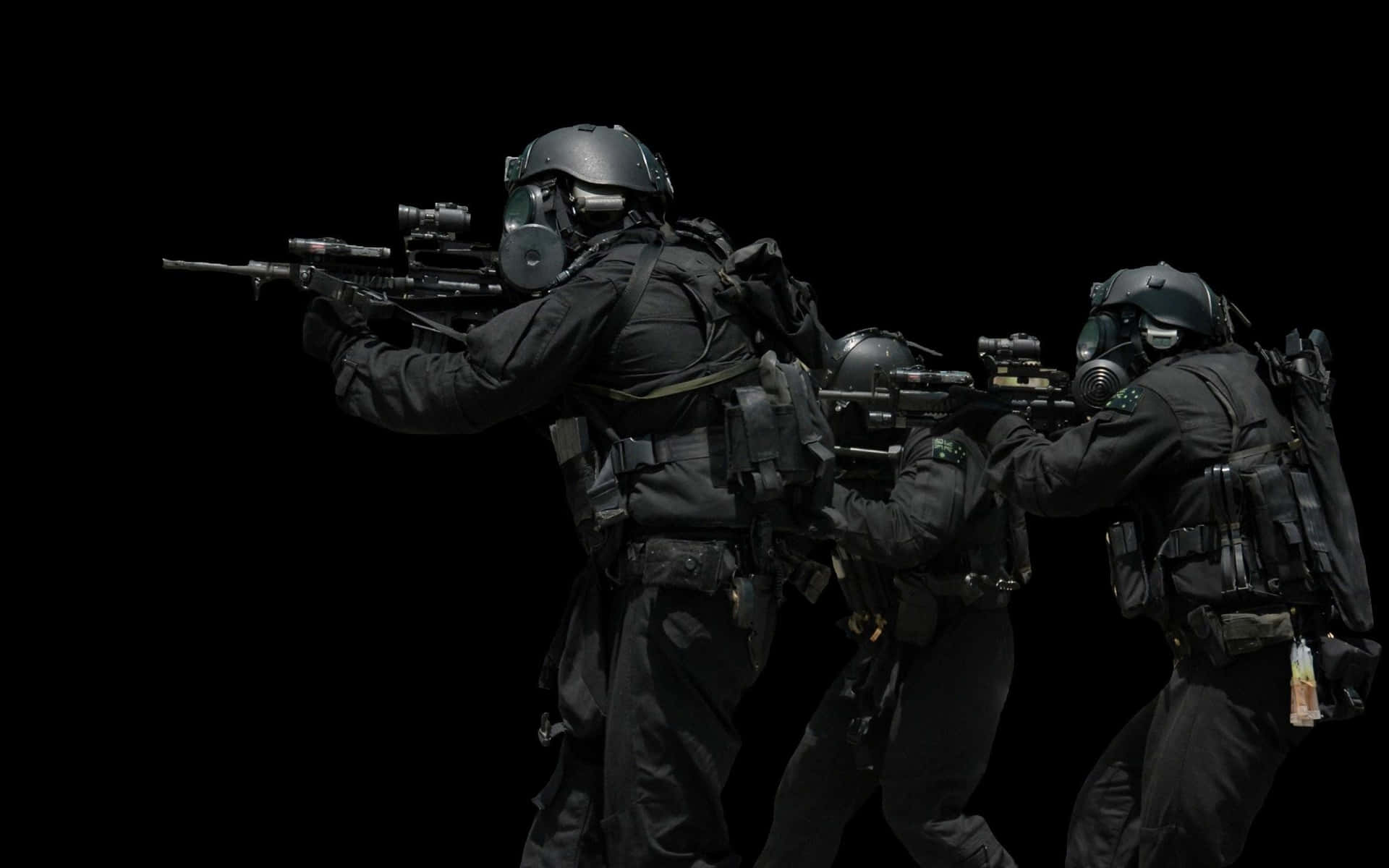 三名身穿戰術裝備的武裝士兵在黑色背景下瞄準武器。