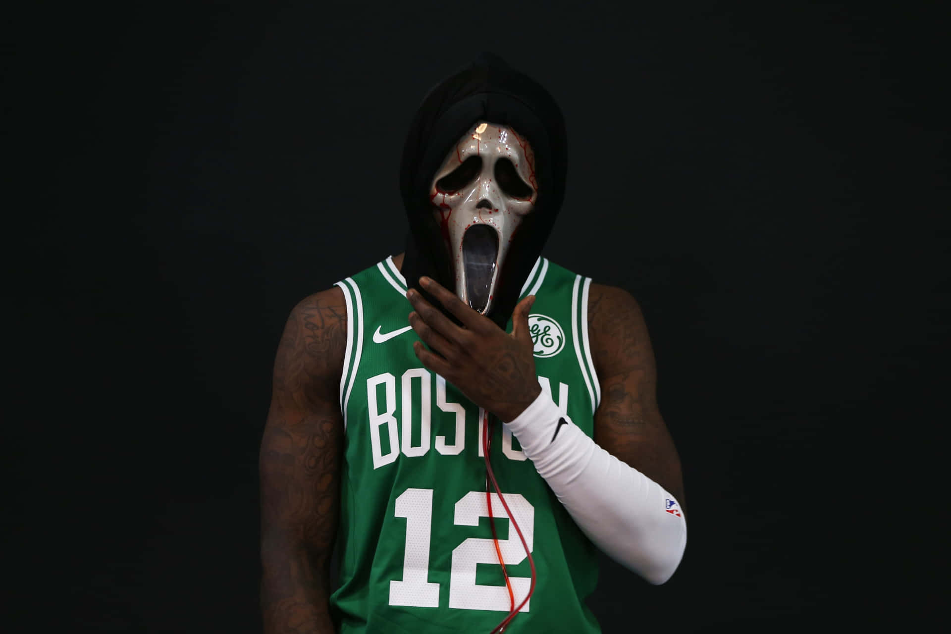身穿綠色球衣的籃球運動員戴著Ghostface面具和紅色繩子。
