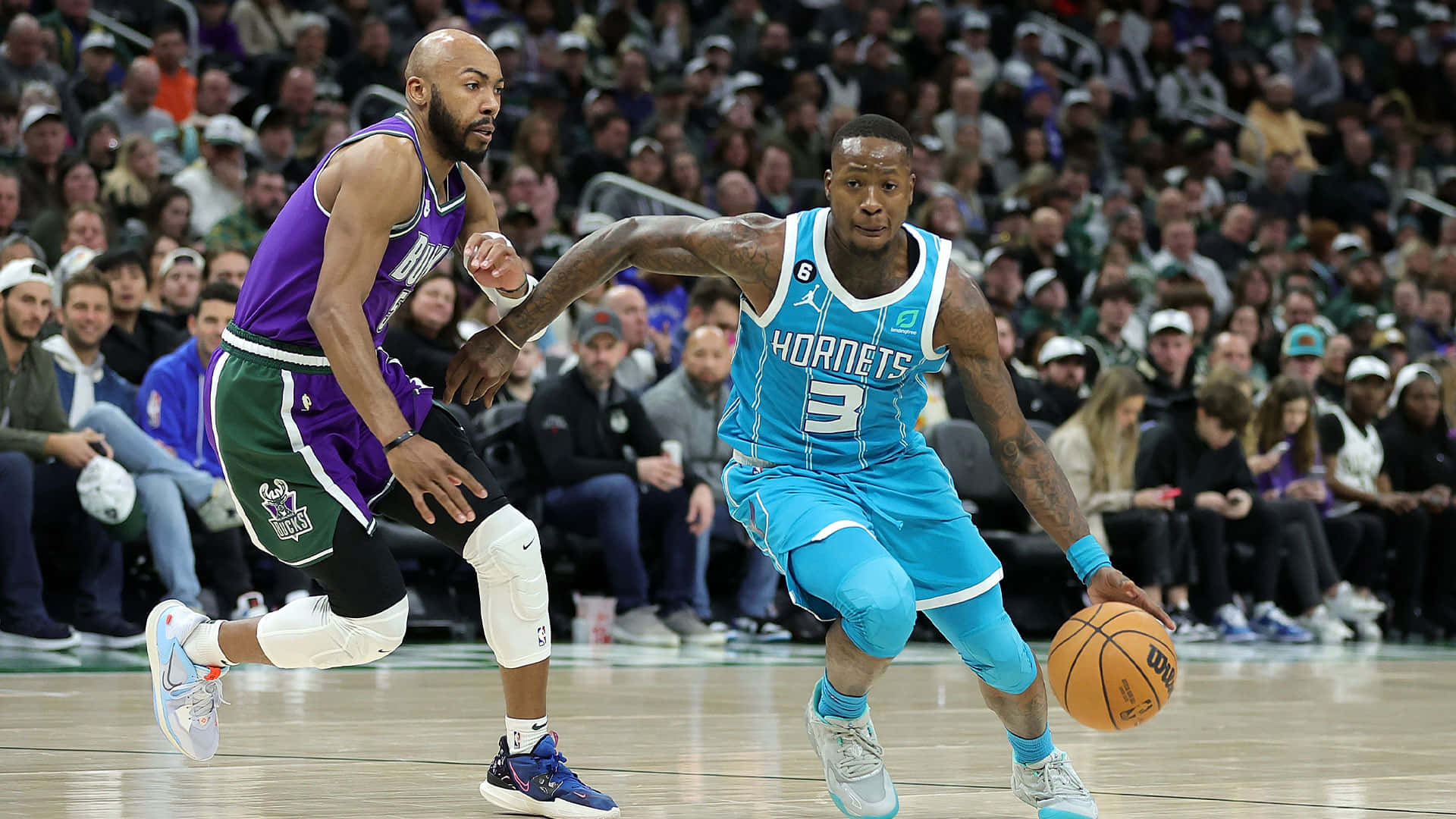 NBA籃球運動員在比賽中背景有觀眾的動作。