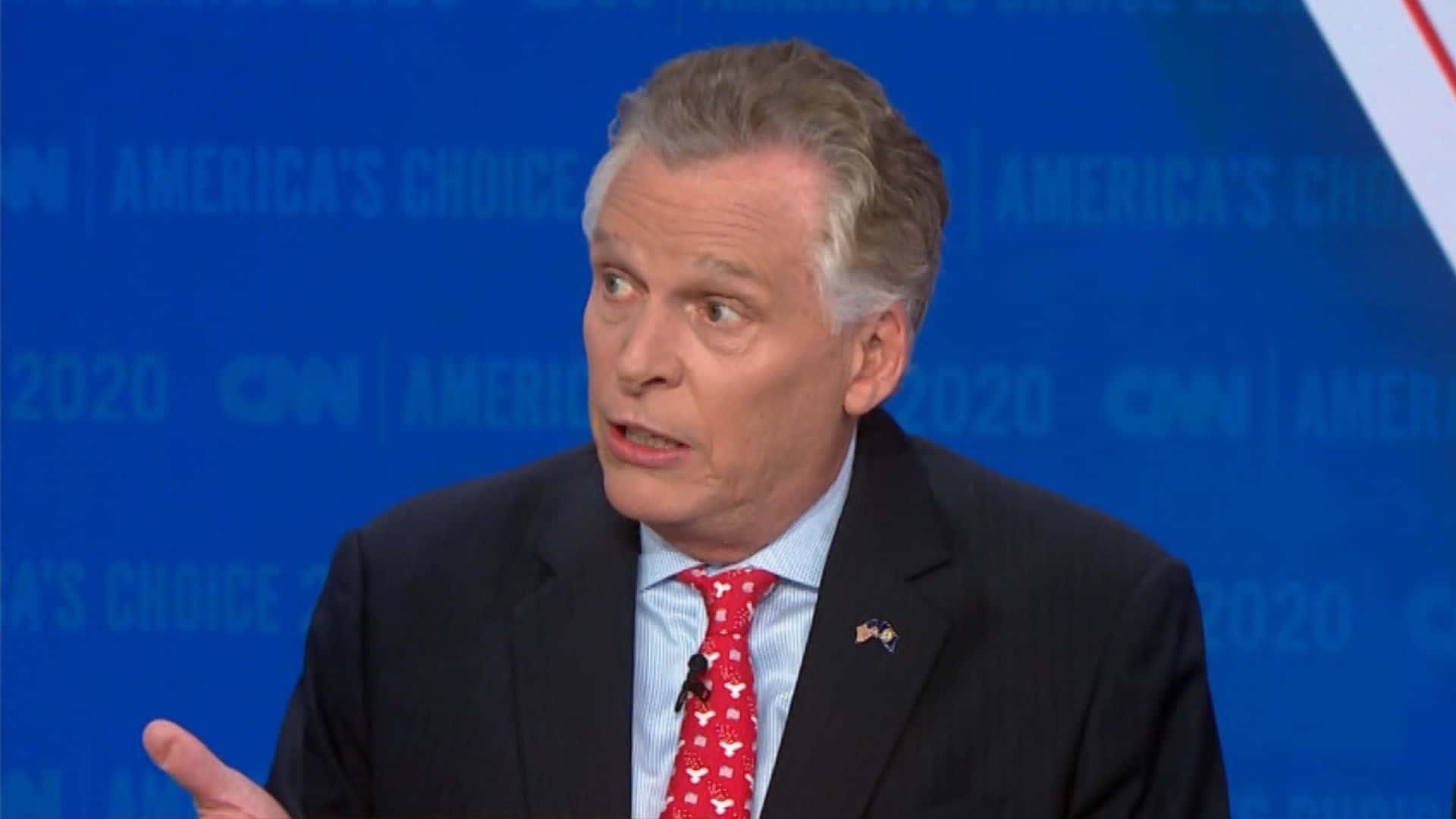 身穿西裝、打紅色領帶的男子在CNN America's Choice 2020活動中發言。