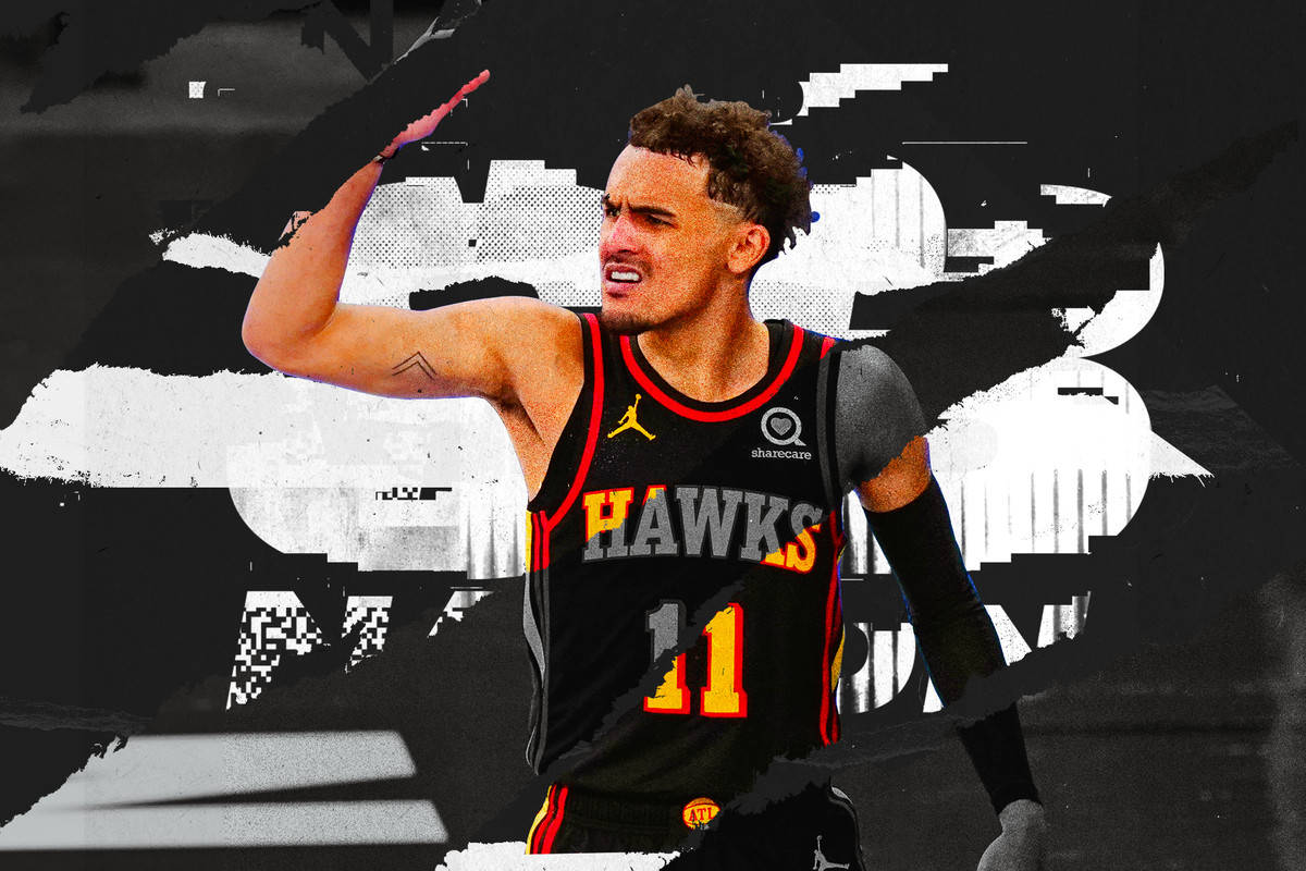 特雷·楊 時尚黑色藝術 壁紙 — 一名身穿老鷹隊球衣的籃球運動員在黑白抽象故障背景前舉起拳頭。