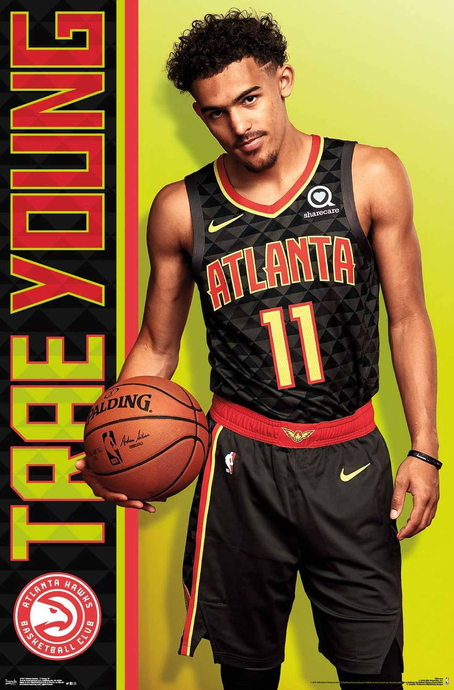 特雷·楊亞特蘭大官方海報 壁紙 — 運動型籃球運動員Trae Young身穿亞特蘭大老鷹隊球衣，手持籃球，背景為鮮豔的黃色。
