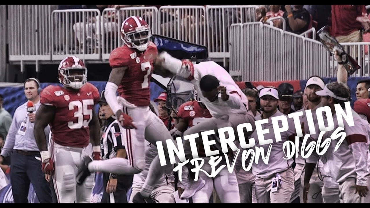 美式足球員 Trevon Diggs 在場上與隊友慶祝攔截。