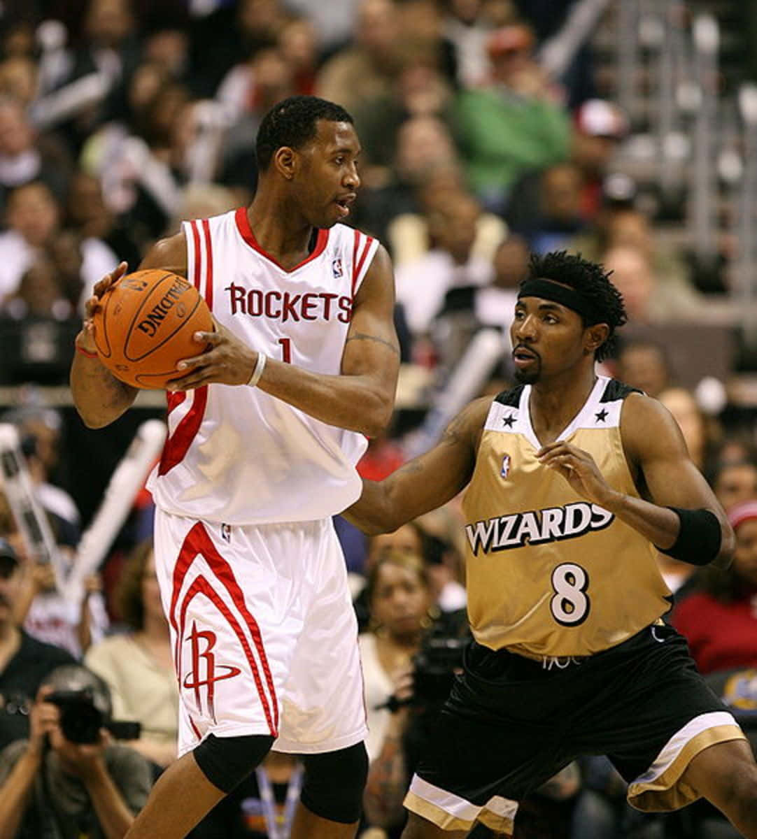 兩名籃球運動員在NBA比賽中行動，一人運球，另一人防守。