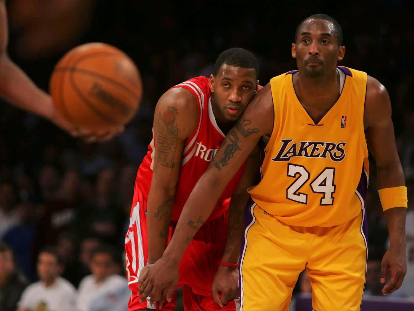 兩名NBA球員在籃球比賽中行動