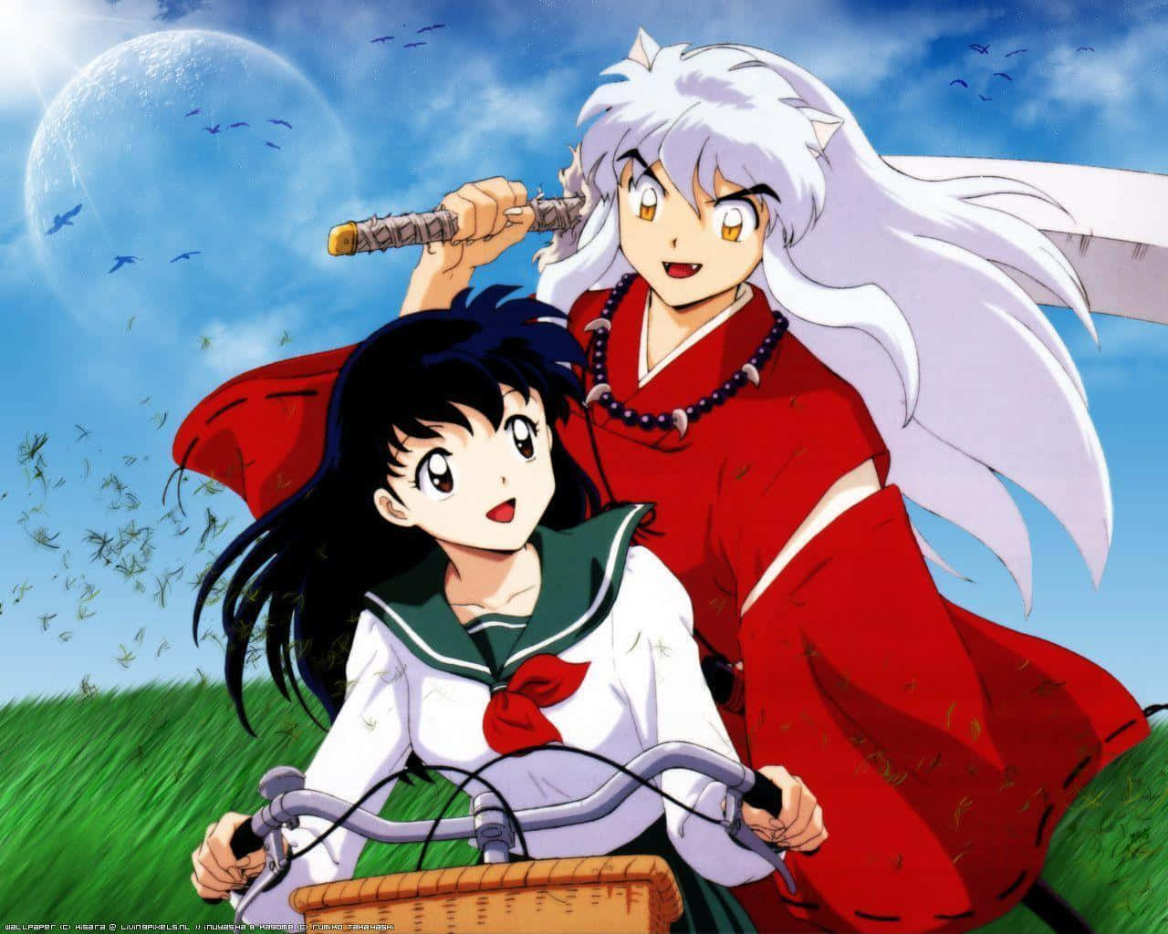 犬夜叉與 Kagome —— 命運交織的戀人 壁紙 — 動漫角色犬夜叉和戈薇騎著自行車穿過草地，天空湛藍，有一輪大月亮和飛鳥。