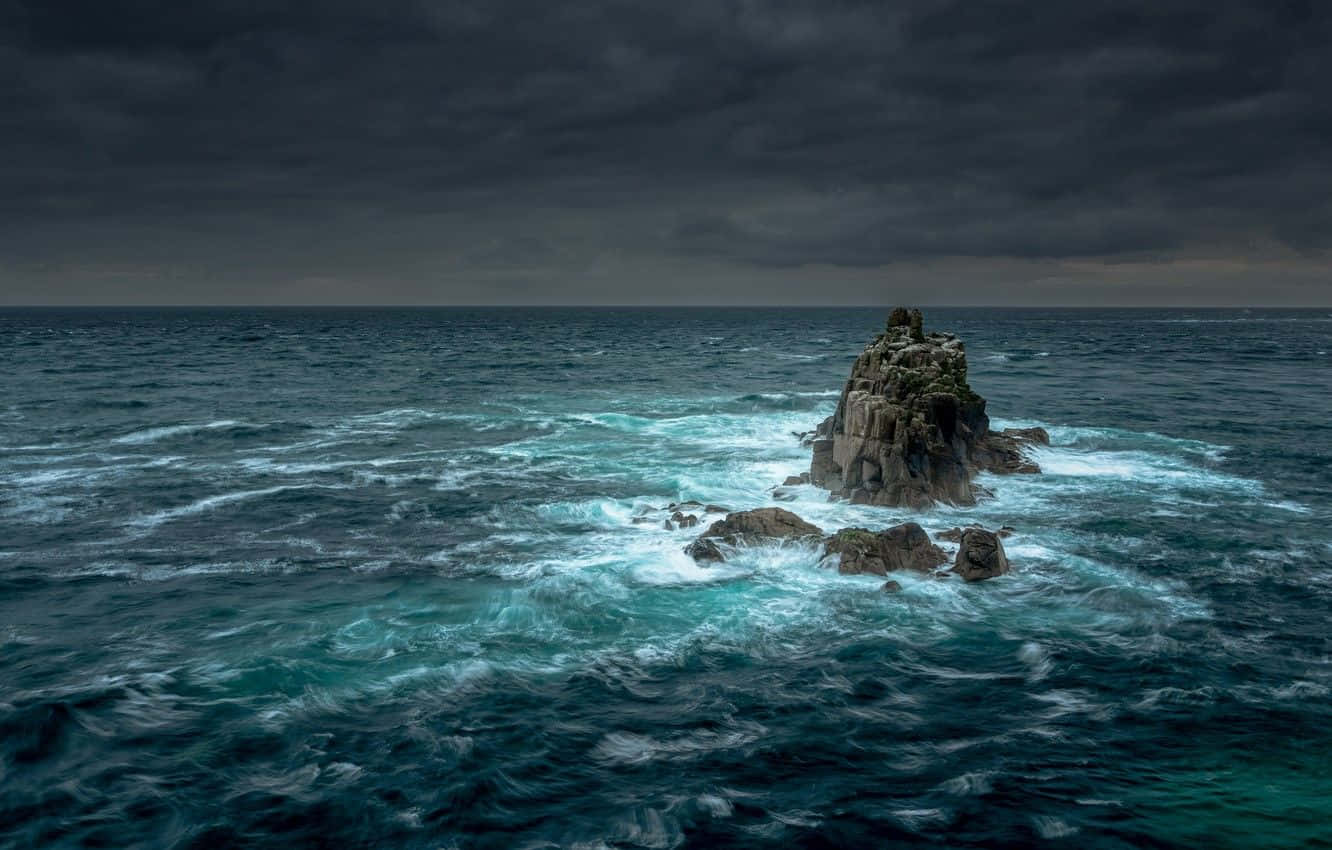 暴風雨的海面，海浪拍打著孤獨的岩石島嶼。