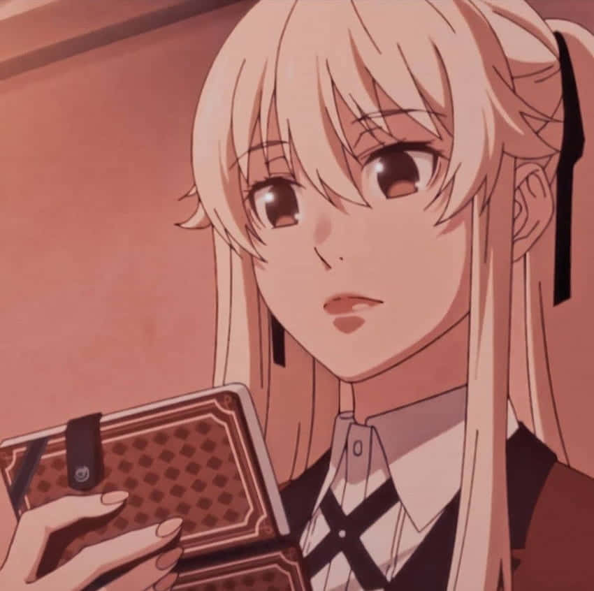 金髮動漫女孩穿著校服，在柔和粉紅燈光下拿著打開的書。
