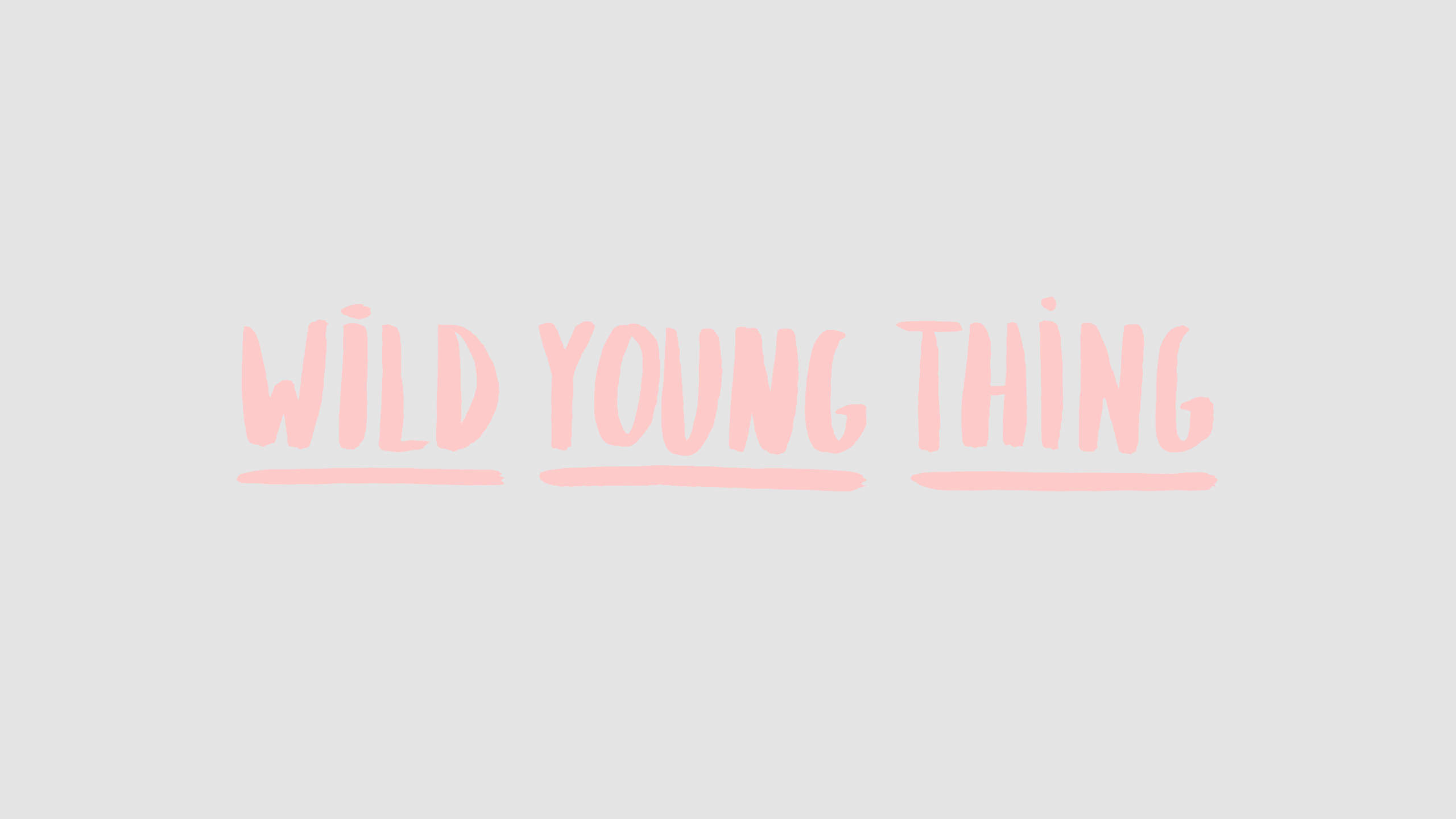 狂野青春 Pastel 風 壁紙 — 粉紅色手寫文字在純淺灰色背景上顯示 wild young thing。