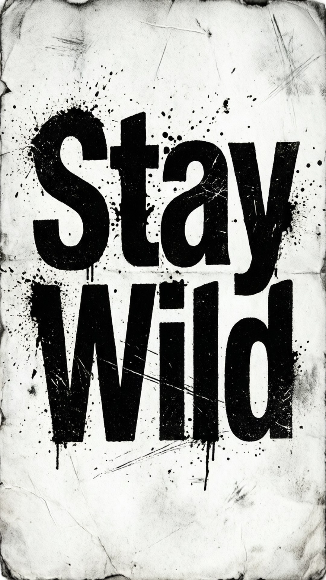 狂野風格牆紙 壁紙 — 粗體黑色文字「Stay Wild」濺在帶有頹廢質感和墨水滴的破舊白紙上。