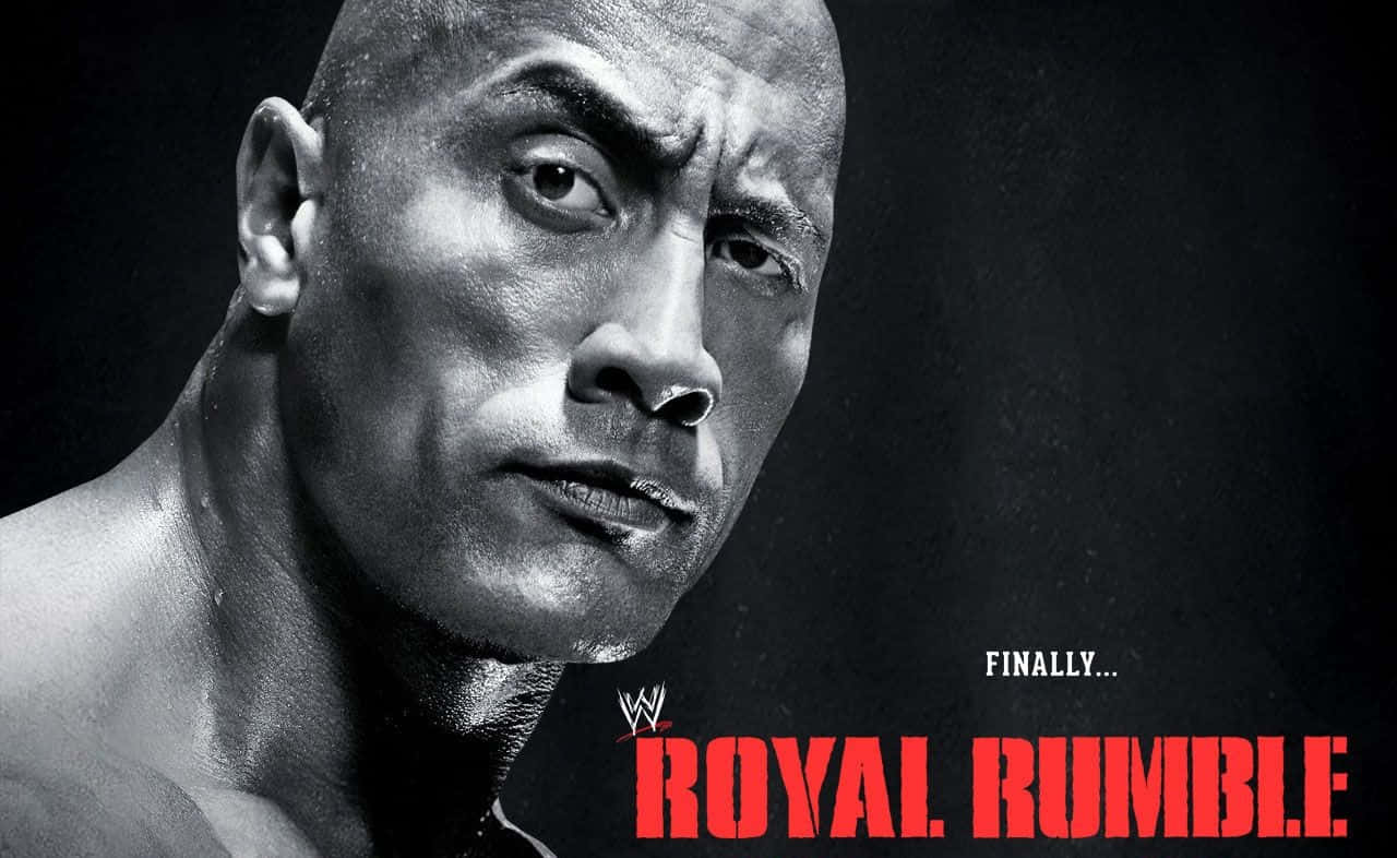 The Rock 桌布 壁紙 — 狄維莊遜在高對比度的黑白WWE皇家大戰宣傳照中，以粗體紅色文字凝視，表情強烈。
