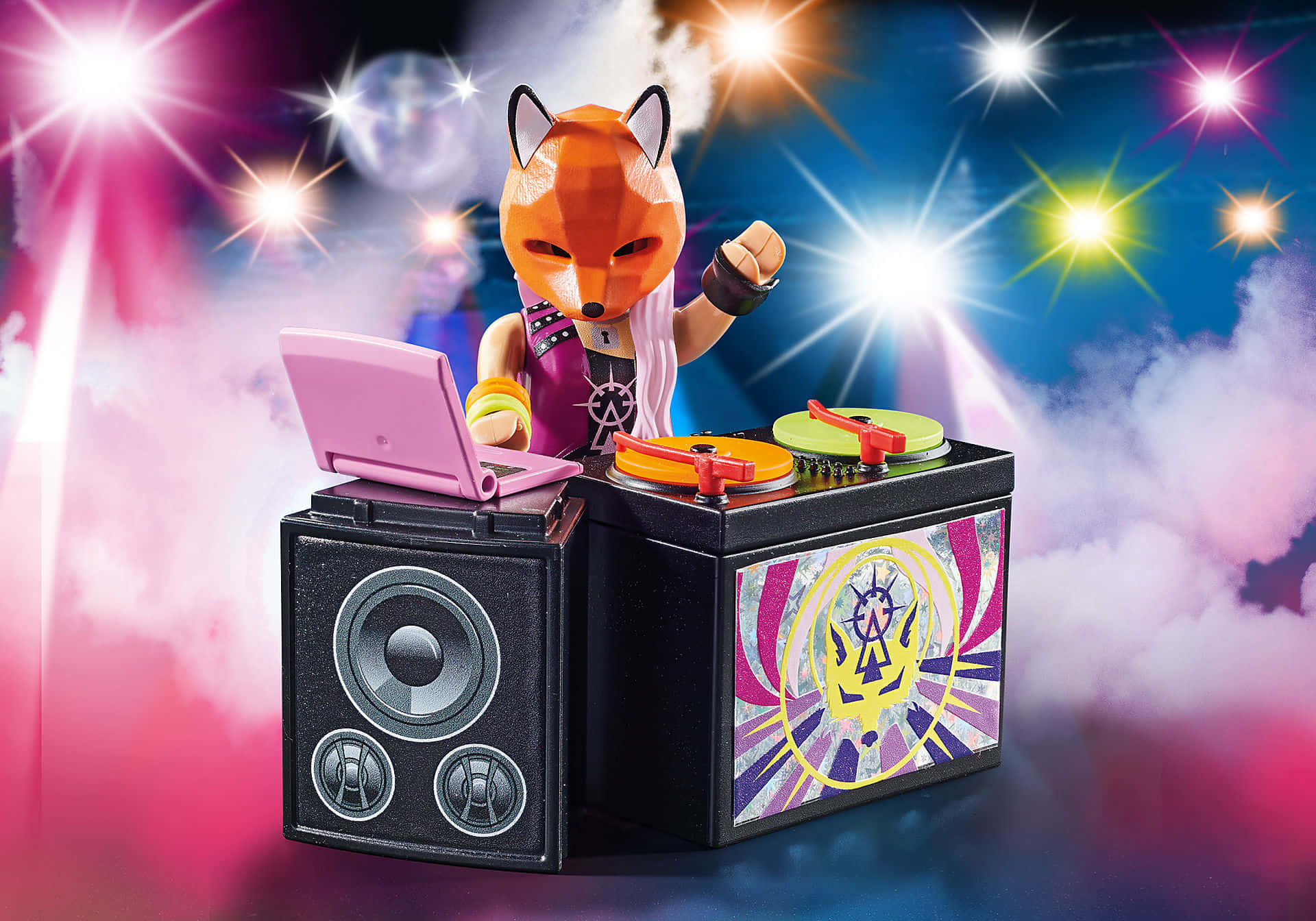 DJ 桌布 壁紙 — 狐狸DJ公仔在閃爍燈光和旋轉煙霧下，於充滿活力的夜總會攤位中混音。