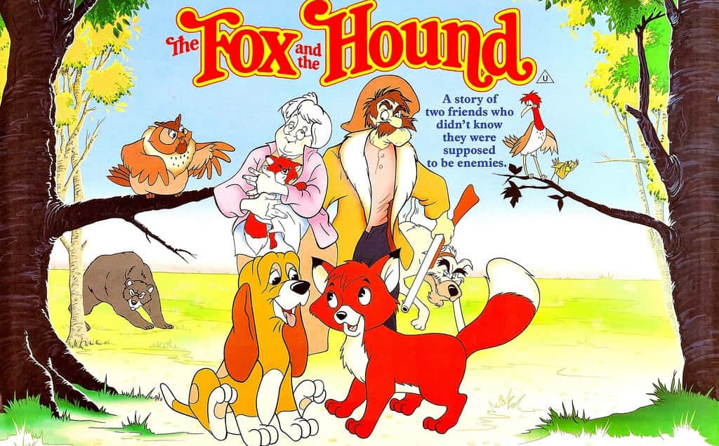 the fox and the hound 桌布 壁紙 — 《狐狸與獵狗》嘅生動動畫海報，展示一隻紅狐狸同一隻黃色獵狗同其他森林動物一齊坐喺樹下。
