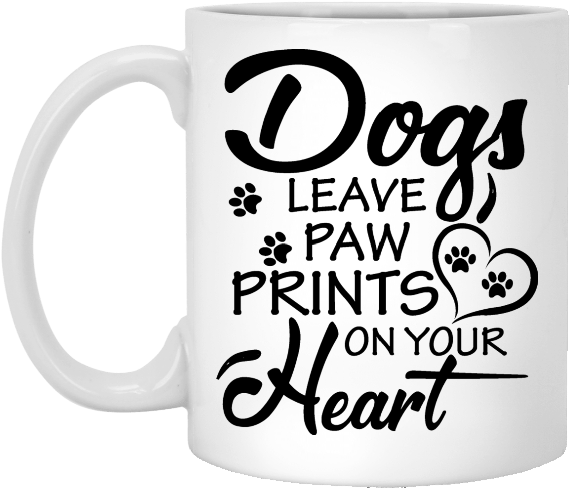 狗狗印記心形馬克杯 壁紙 — 白色陶瓷杯，黑色文字寫著「Dogs Leave Paw Prints on Your Heart」，飾有爪印圖標和心形。