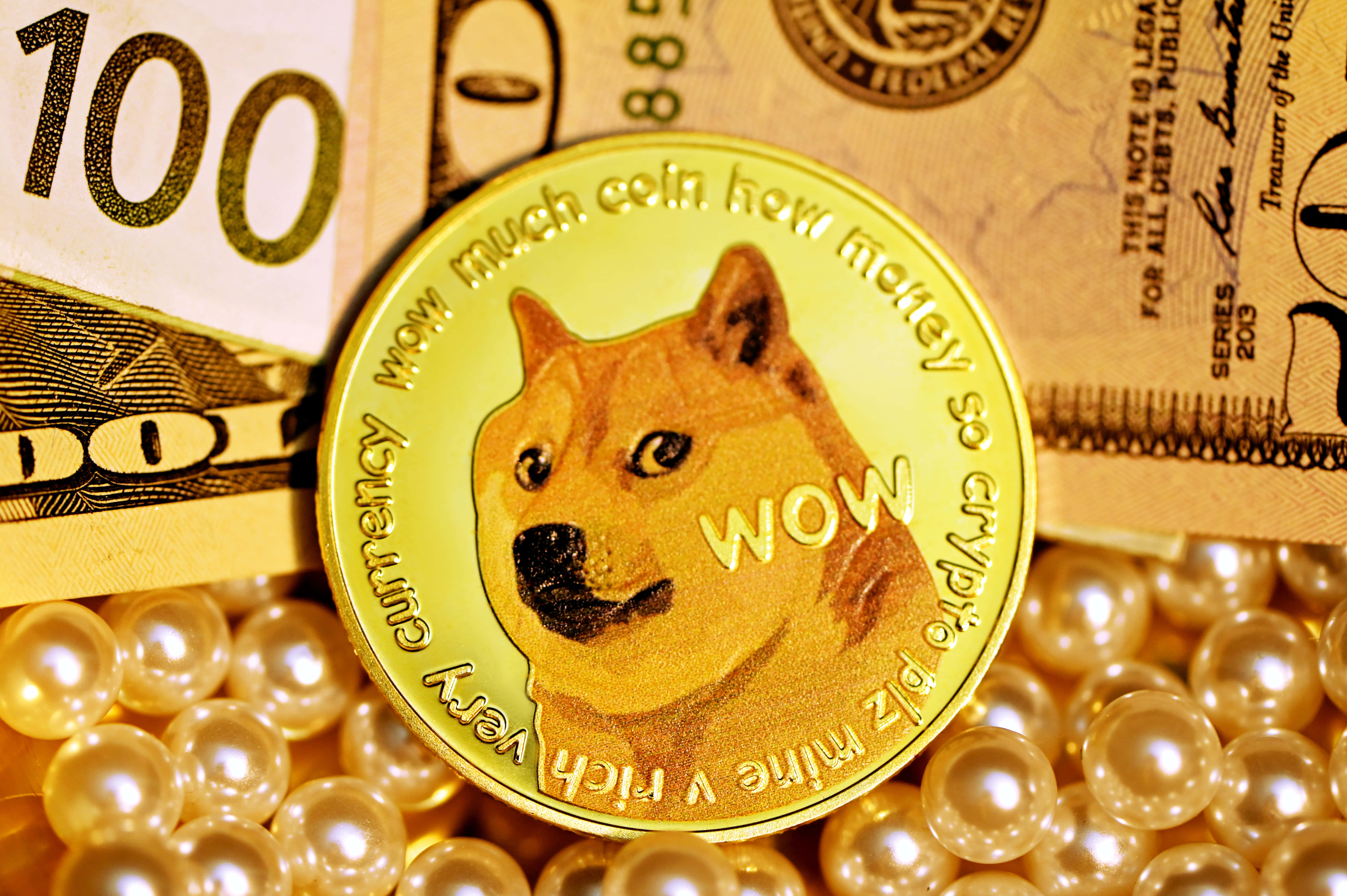 狗狗幣加密背景與柴犬吉祥物 壁紙 — 一枚金色Dogecoin放在美國百元鈔票和珍珠上，象徵加密貨幣財富和數位貨幣。