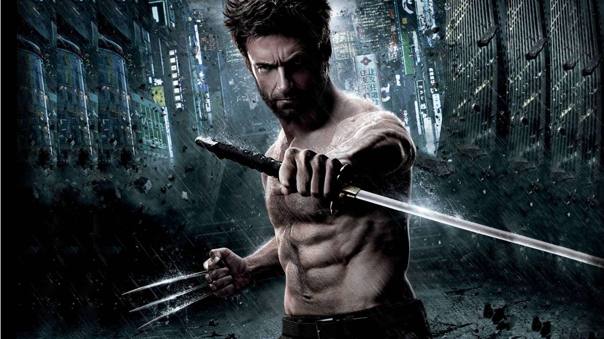 狼人（Wolverine）在雨中的霓虹城市中，手持劍和爪子。