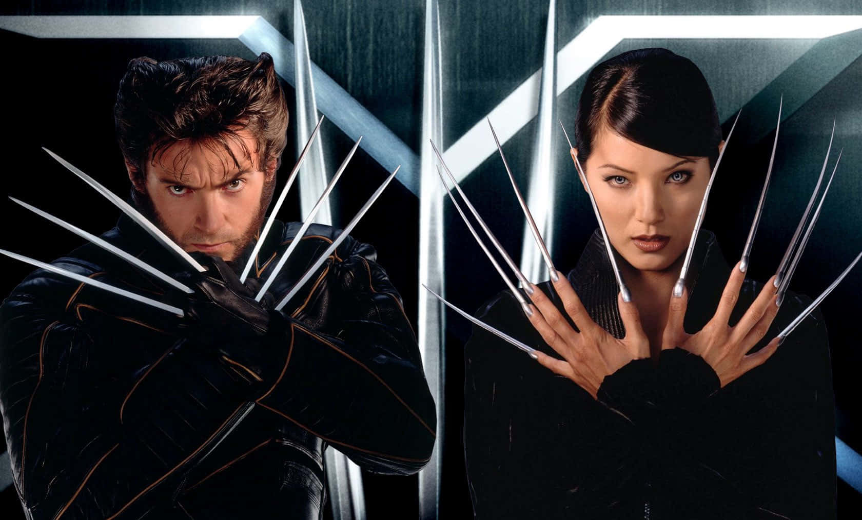 Lady Deathstrike 桌布 壁紙 — 狼人與死亡女以亞德曼合金爪伸展開來，站在深色金屬背景前蓄勢待發。