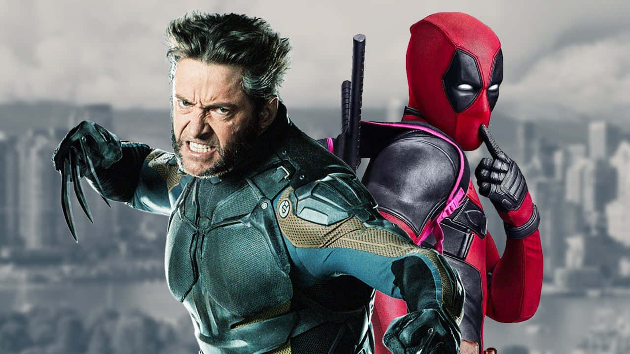 Deadpool And Wolverine 桌布 壁紙 — 狼人與死侍身穿戰鬥裝備背靠背站立，背景是模糊的城市天際線，表情緊張。