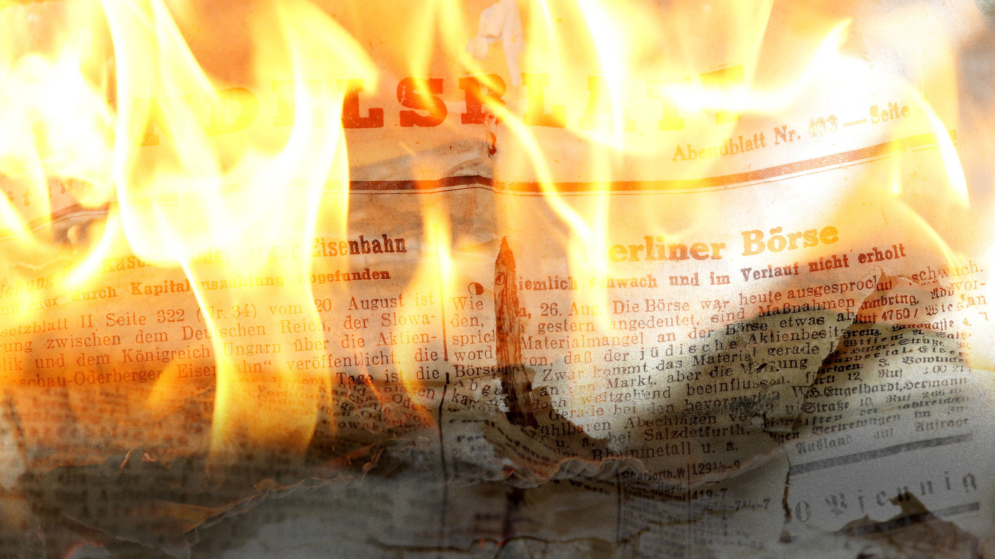 Newspaper 桌布 壁紙 — 猛烈的火焰吞噬著復古的 Berliner Börse 報紙，大膽的橙色和黃色火焰舔過密集的德文文字。