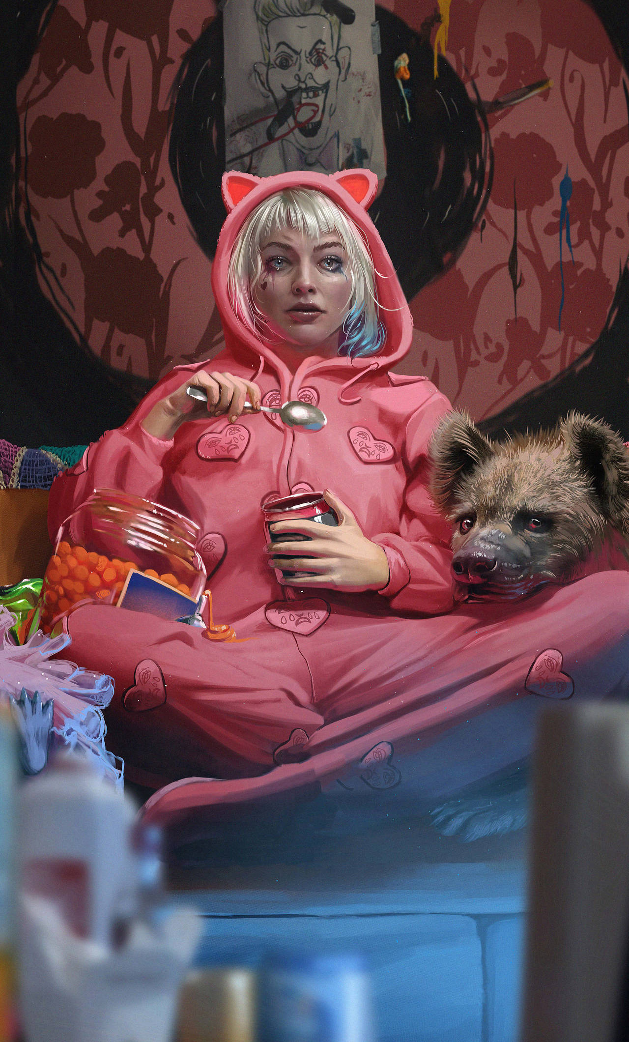 《猛禽小隊》哈莉與布魯斯 壁紙 — 一位年輕女性穿著粉紅色貓耳連帽衫，盤腿而坐，旁邊有一隻鬣狗，手持湯匙和罐頭，背景是塗鴉牆。
